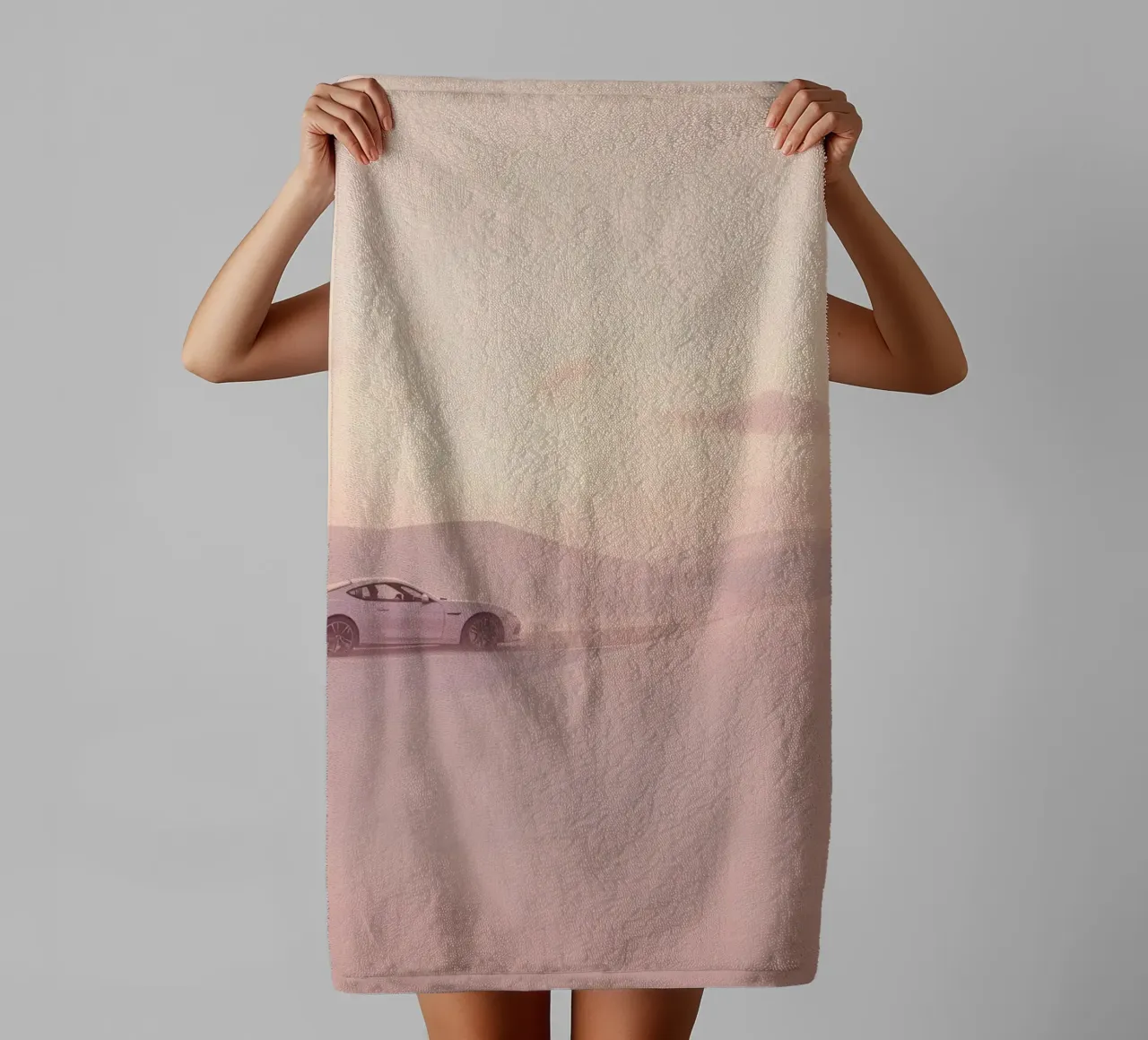 Un deportivo blanco recorre las dunas al atardecer toalla de baño de DesignDoodle