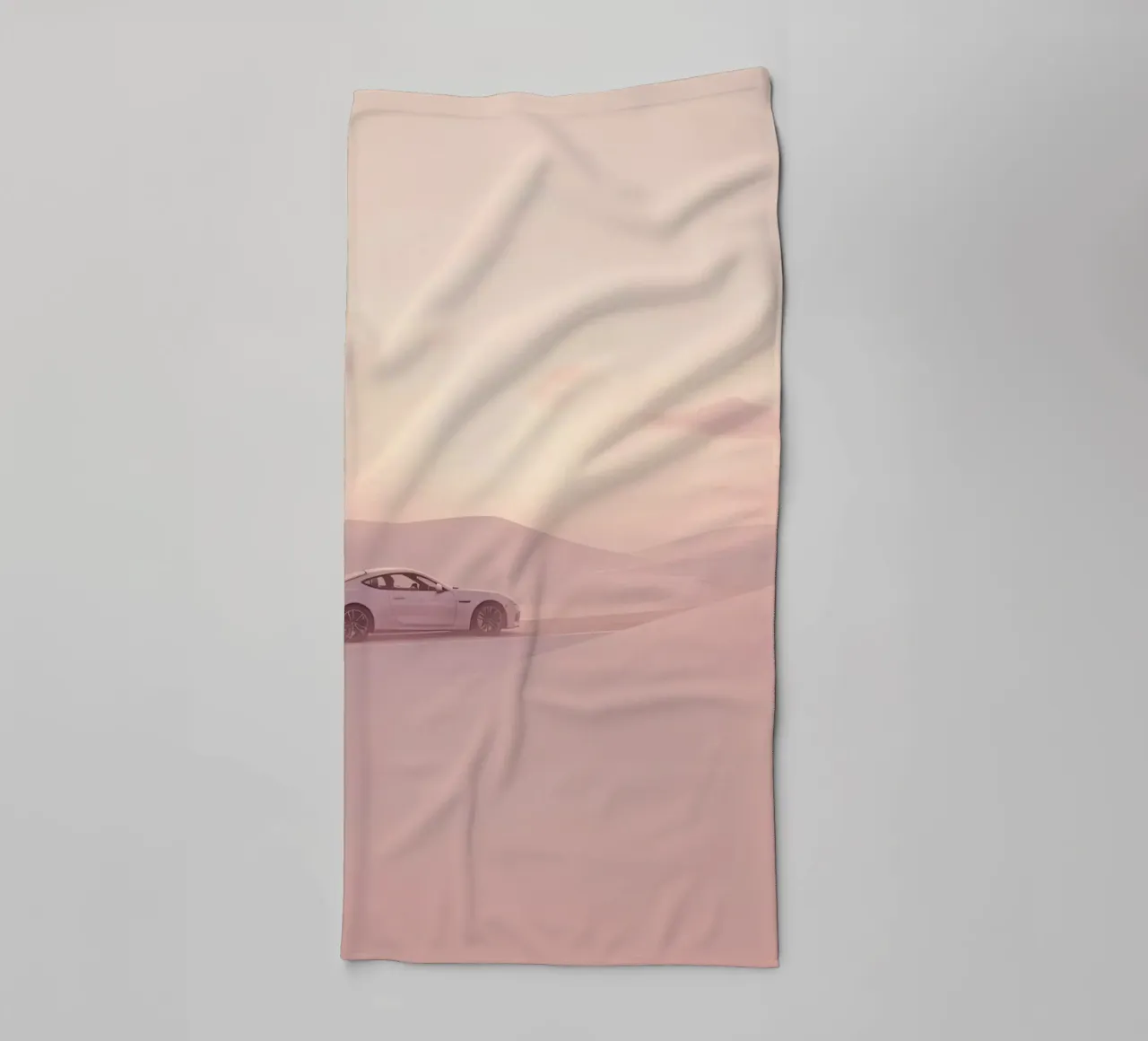 Un deportivo blanco recorre las dunas al atardecer toalla de baño de DesignDoodle