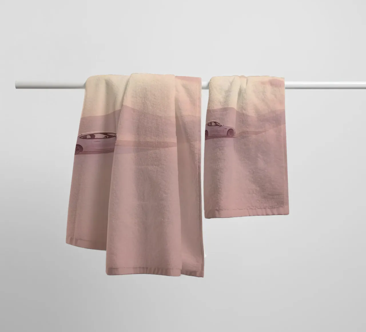 Un deportivo blanco recorre las dunas al atardecer toalla de baño de DesignDoodle