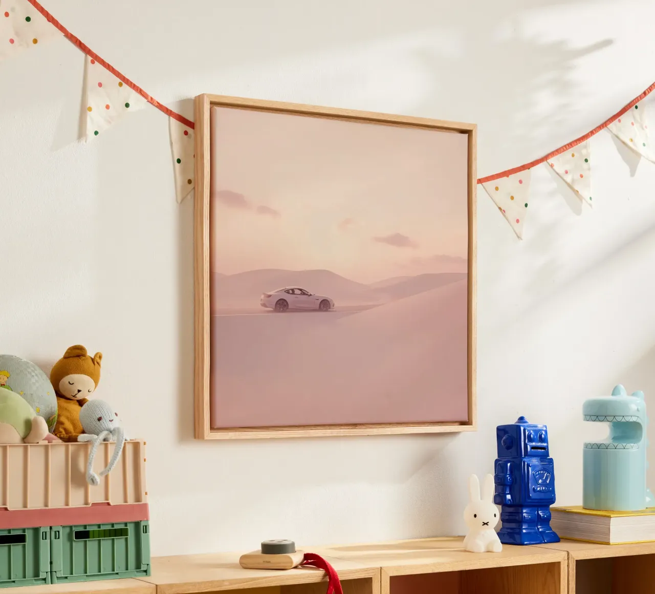 Un deportivo blanco recorre las dunas al atardecer lienzo con Marco flotante de DesignDoodle