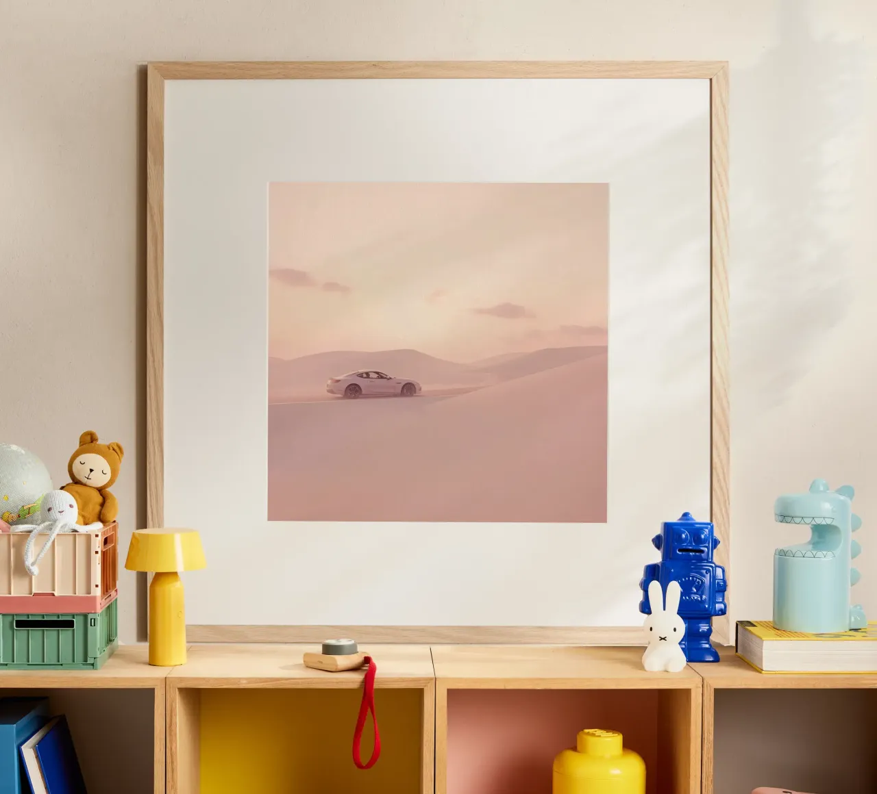 Un deportivo blanco recorre las dunas al atardecer hahnemühle de DesignDoodle
