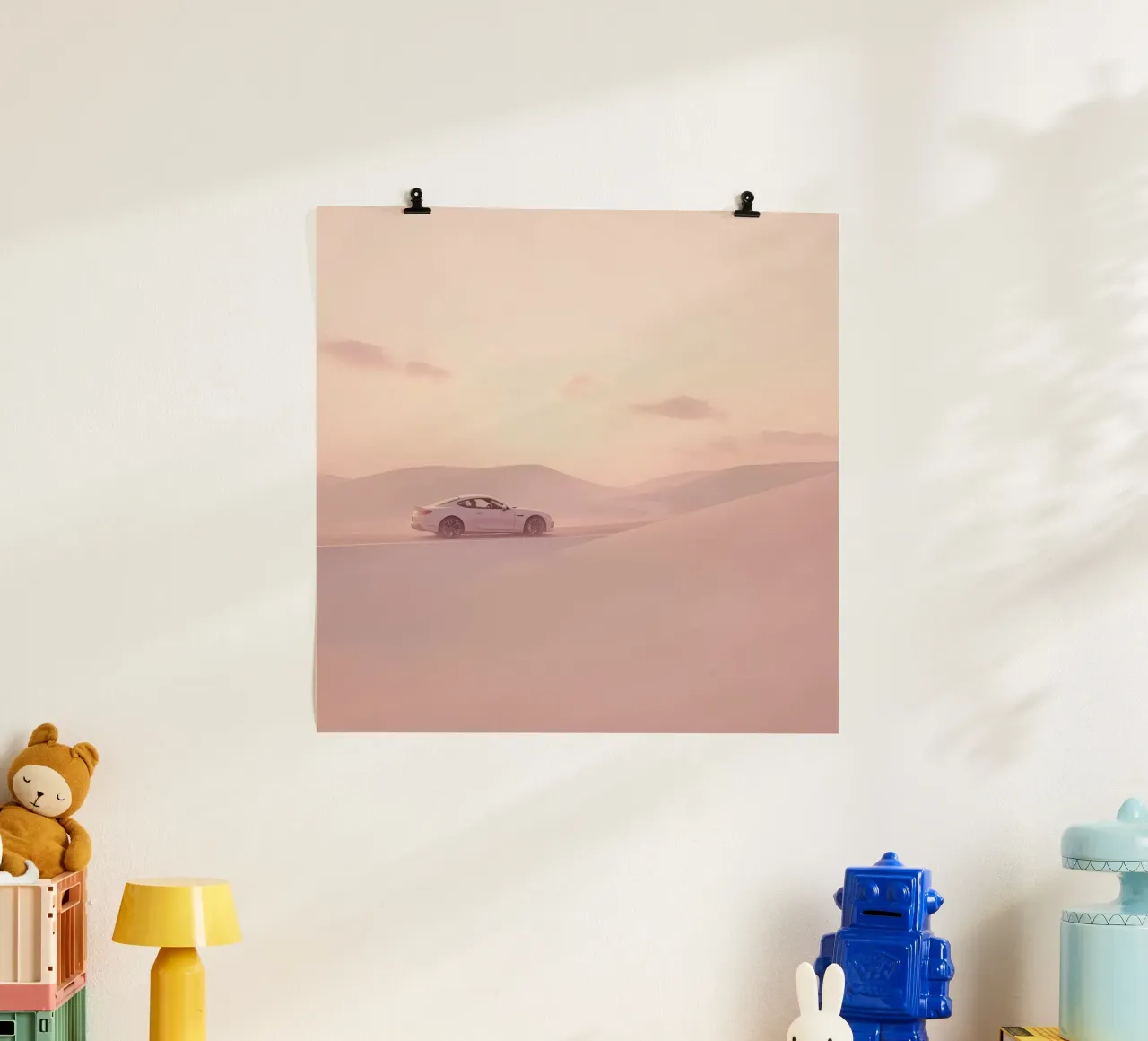 Un deportivo blanco recorre las dunas al atardecer hahnemühle de DesignDoodle