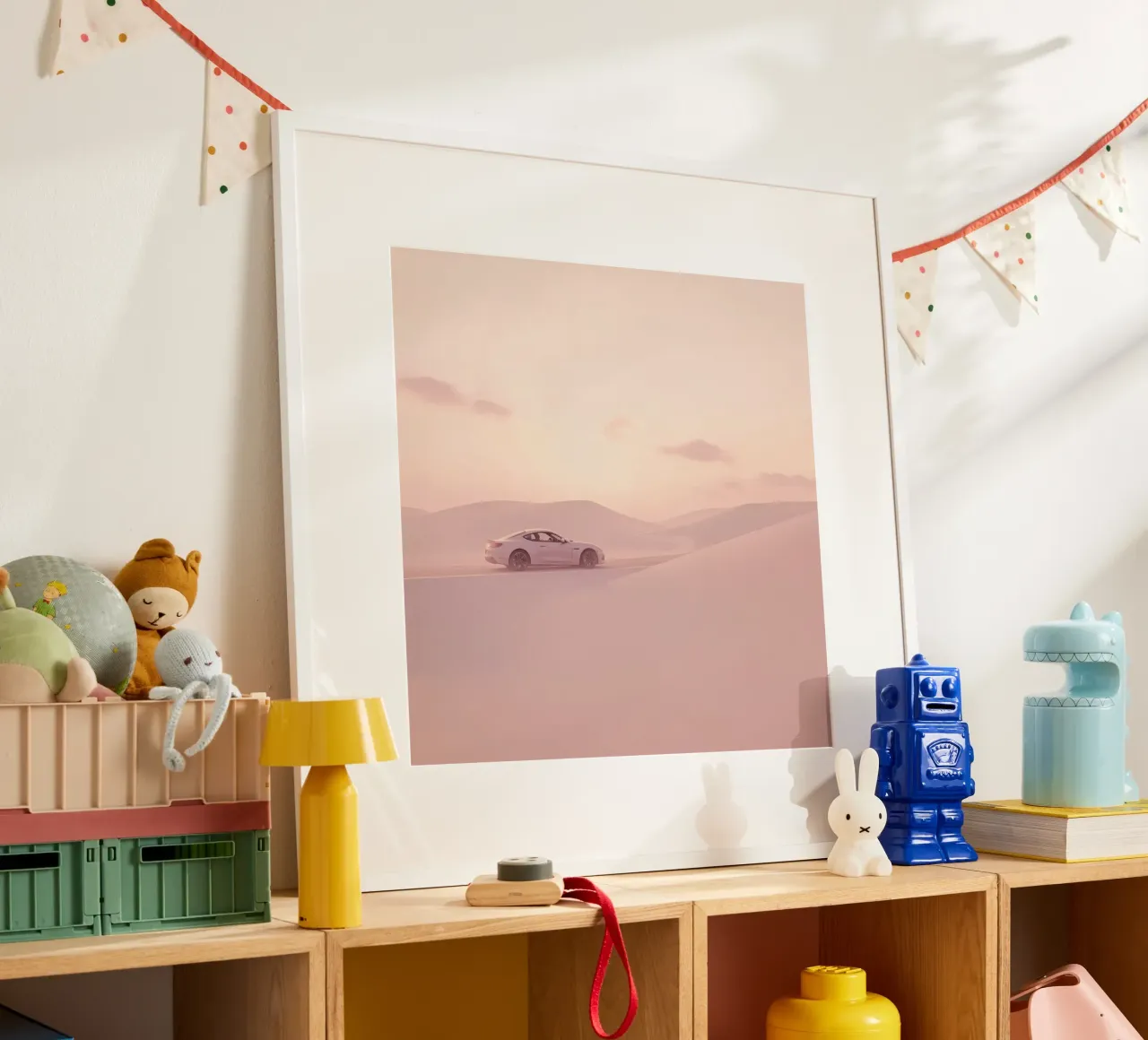 Un deportivo blanco recorre las dunas al atardecer hahnemühle de DesignDoodle