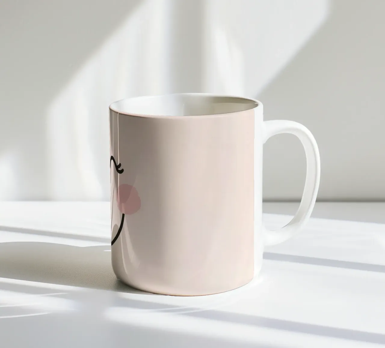 Disegno di una faccia felice su sfondo rosa chiaro tazza in ceramica da DesignDoodle