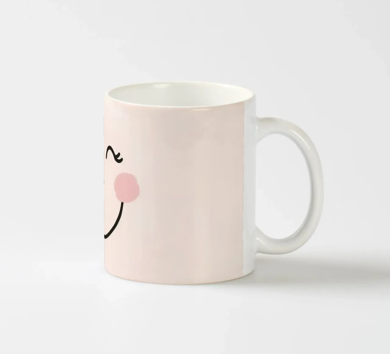 Disegno di una faccia felice su sfondo rosa chiaro tazza in ceramica da DesignDoodle