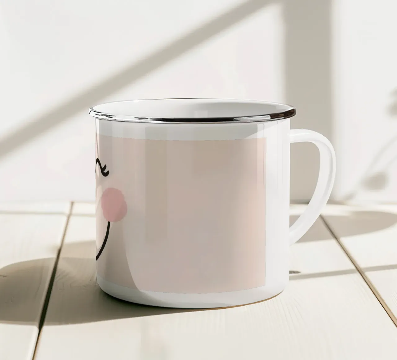 Disegno di una faccia felice su sfondo rosa chiaro tazza in smalto da DesignDoodle