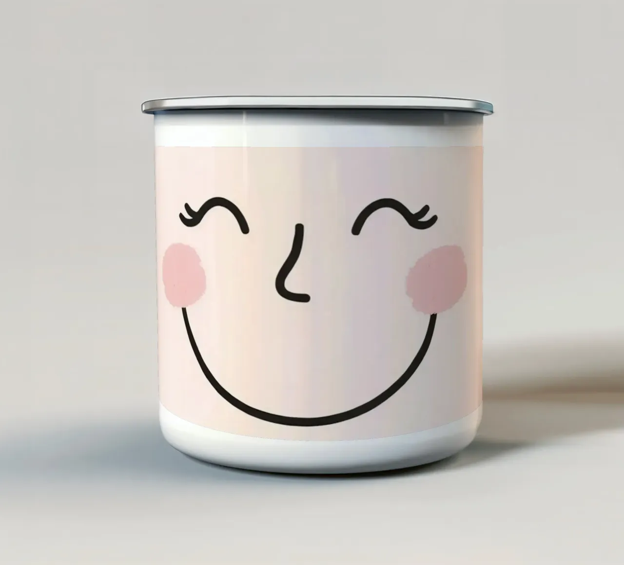 Disegno di una faccia felice su sfondo rosa chiaro tazza in smalto da DesignDoodle