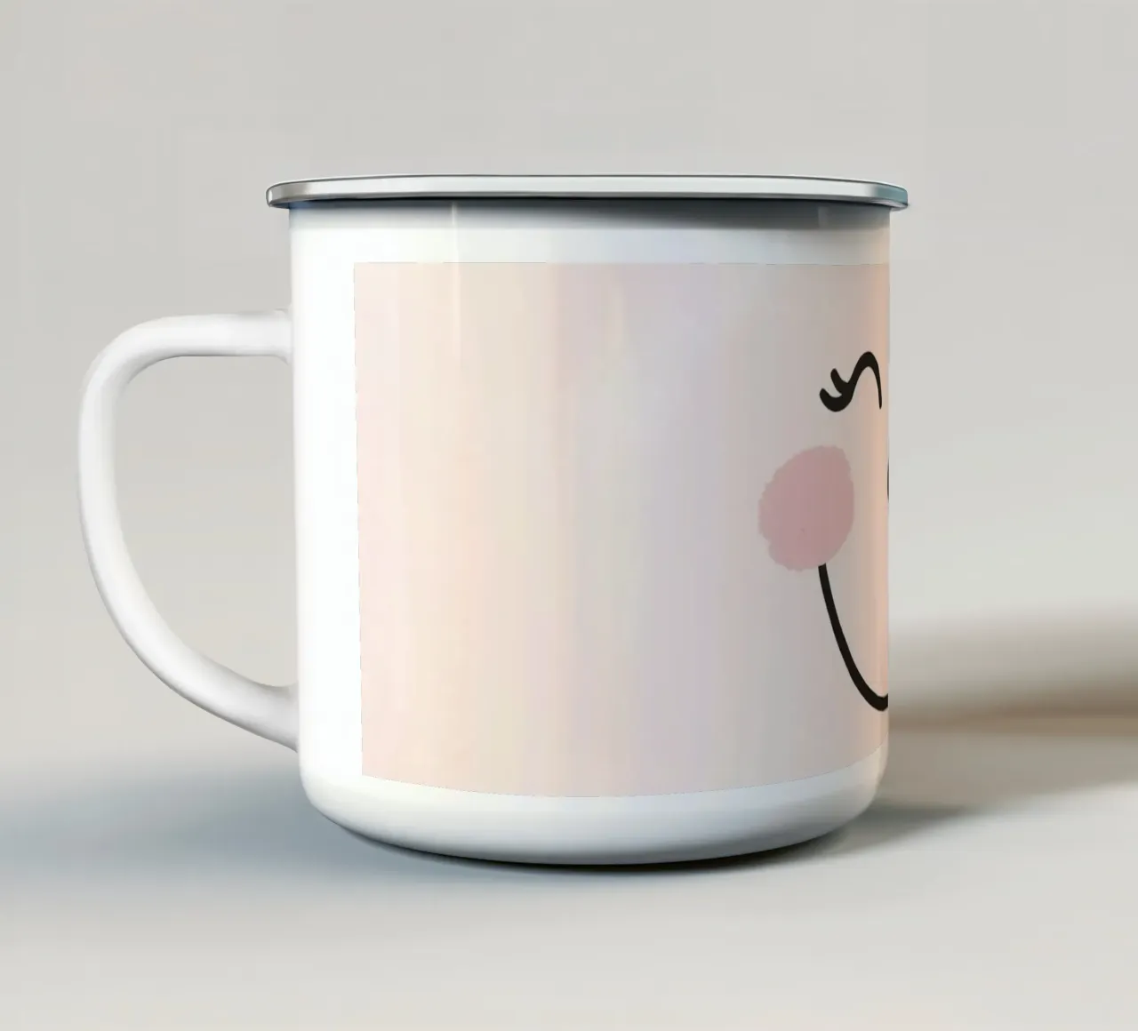 Disegno di una faccia felice su sfondo rosa chiaro tazza in smalto da DesignDoodle