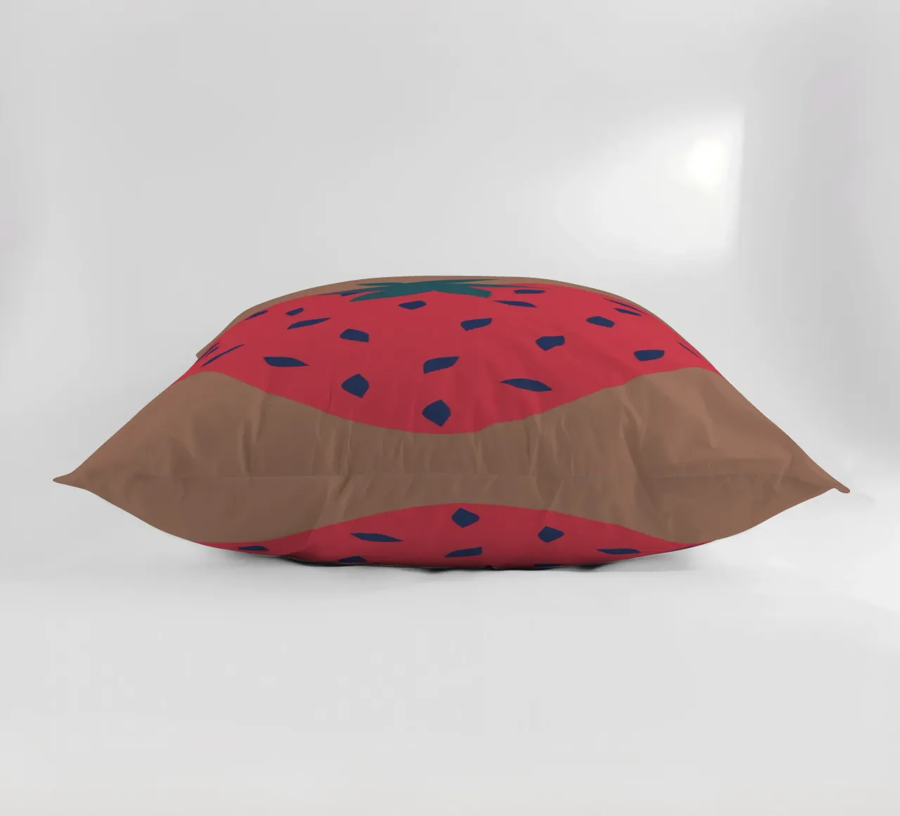 strawberryheart. cuscino da FRICKE DESIGN