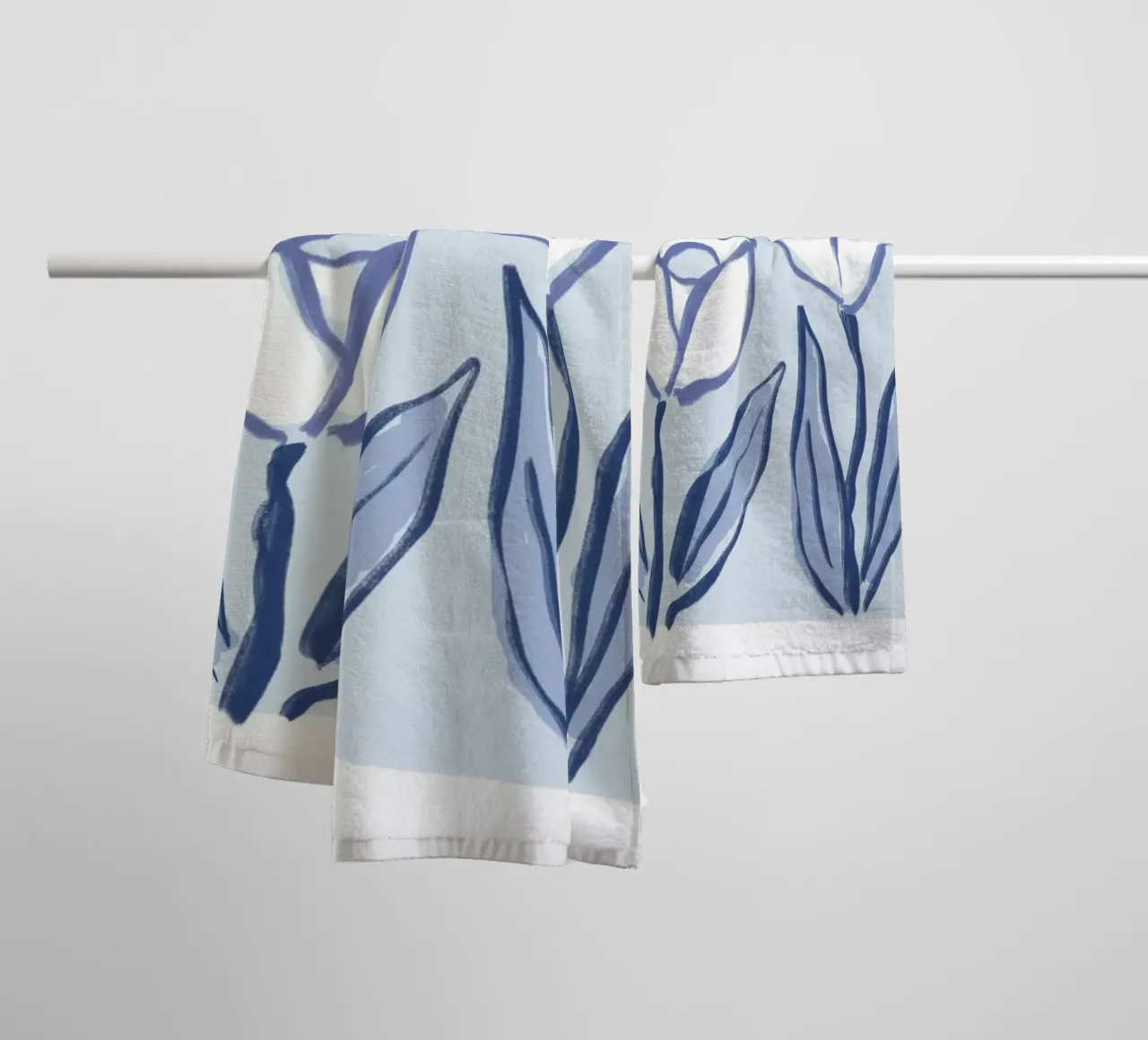 Tulipano botanico blu e bianco asciugamano da bagno da Melloi Art Print