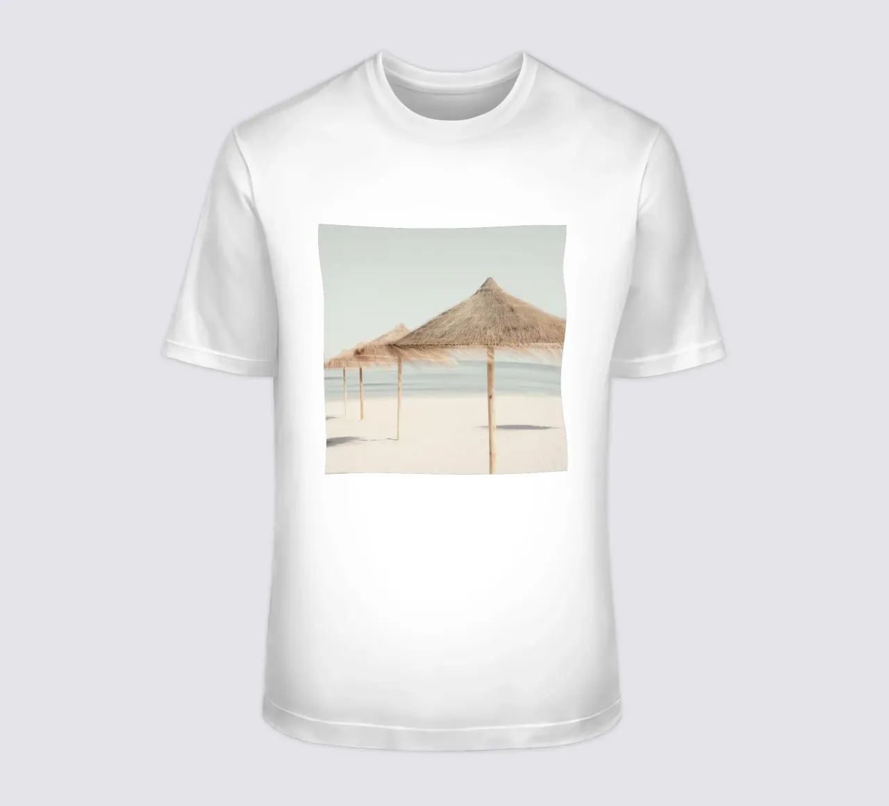 Coastal Calm – Minimalist Beach Photography t-shirt da Vela Luna