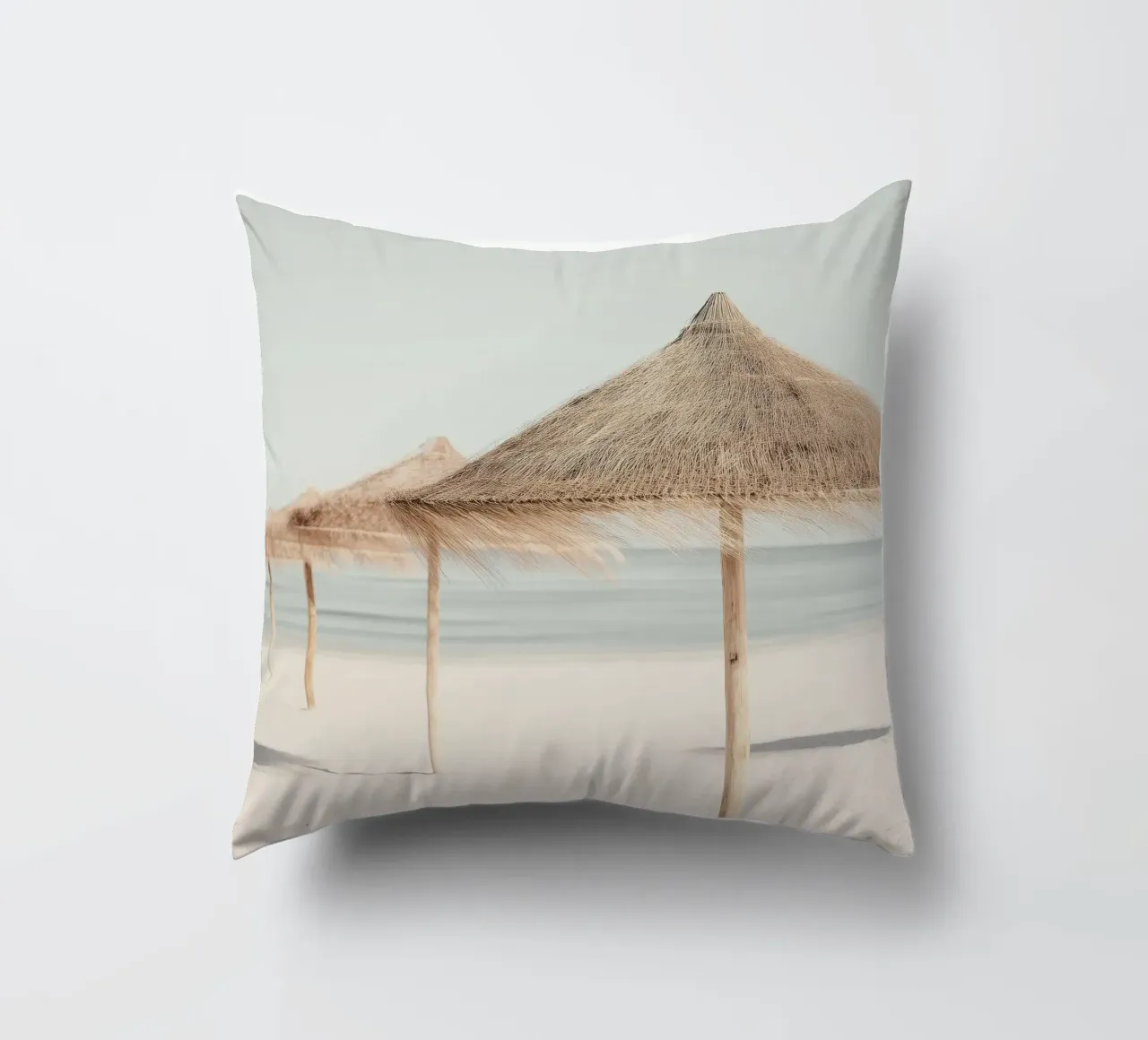 Coastal Calm – Minimalist Beach Photography cuscino da Vela Luna