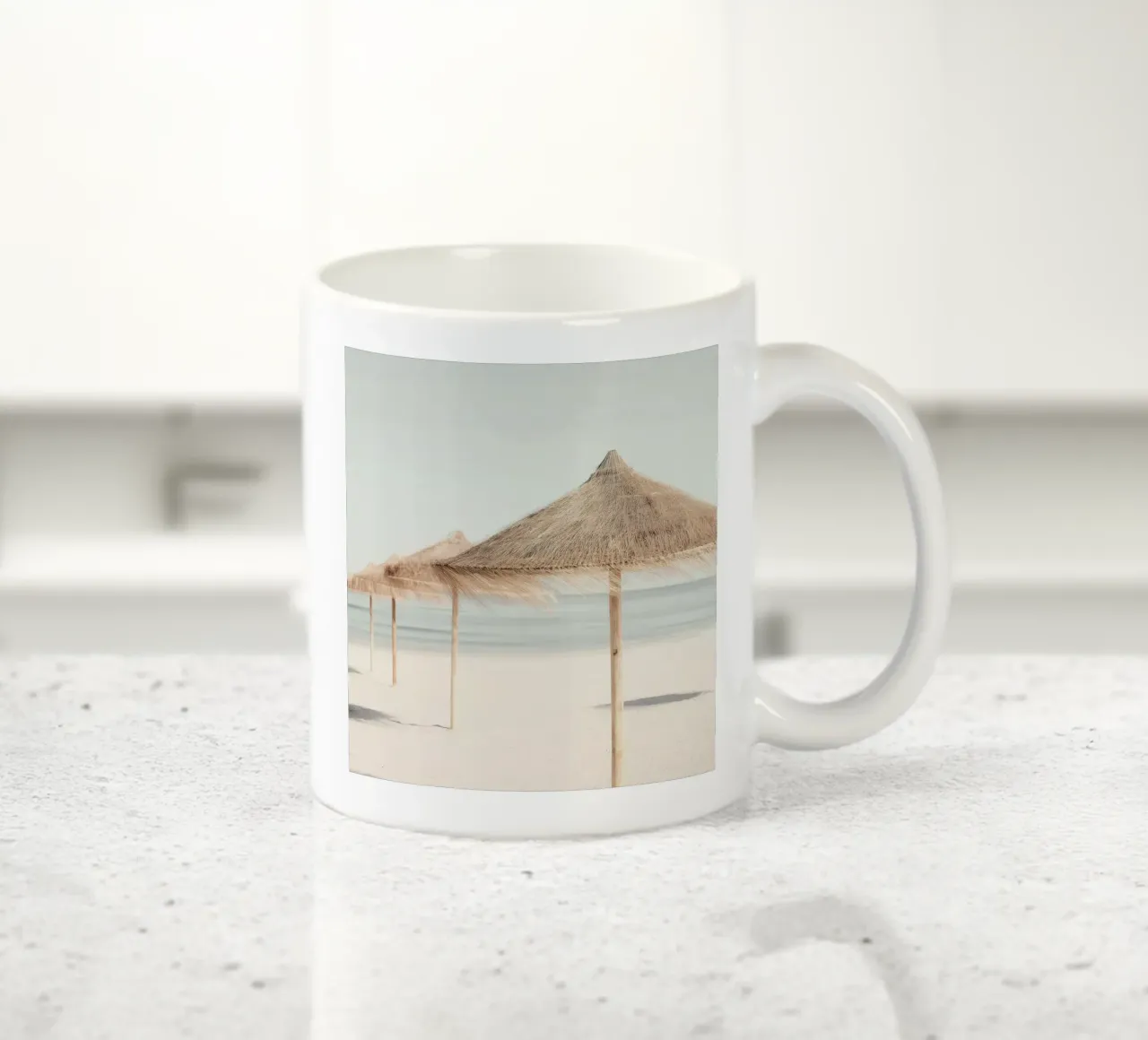 Coastal Calm – Minimalist Beach Photography tazza in ceramica da Vela Luna