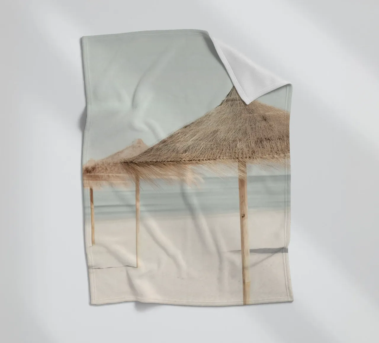 Coastal Calm – Minimalist Beach Photography coperta in pile da Vela Luna