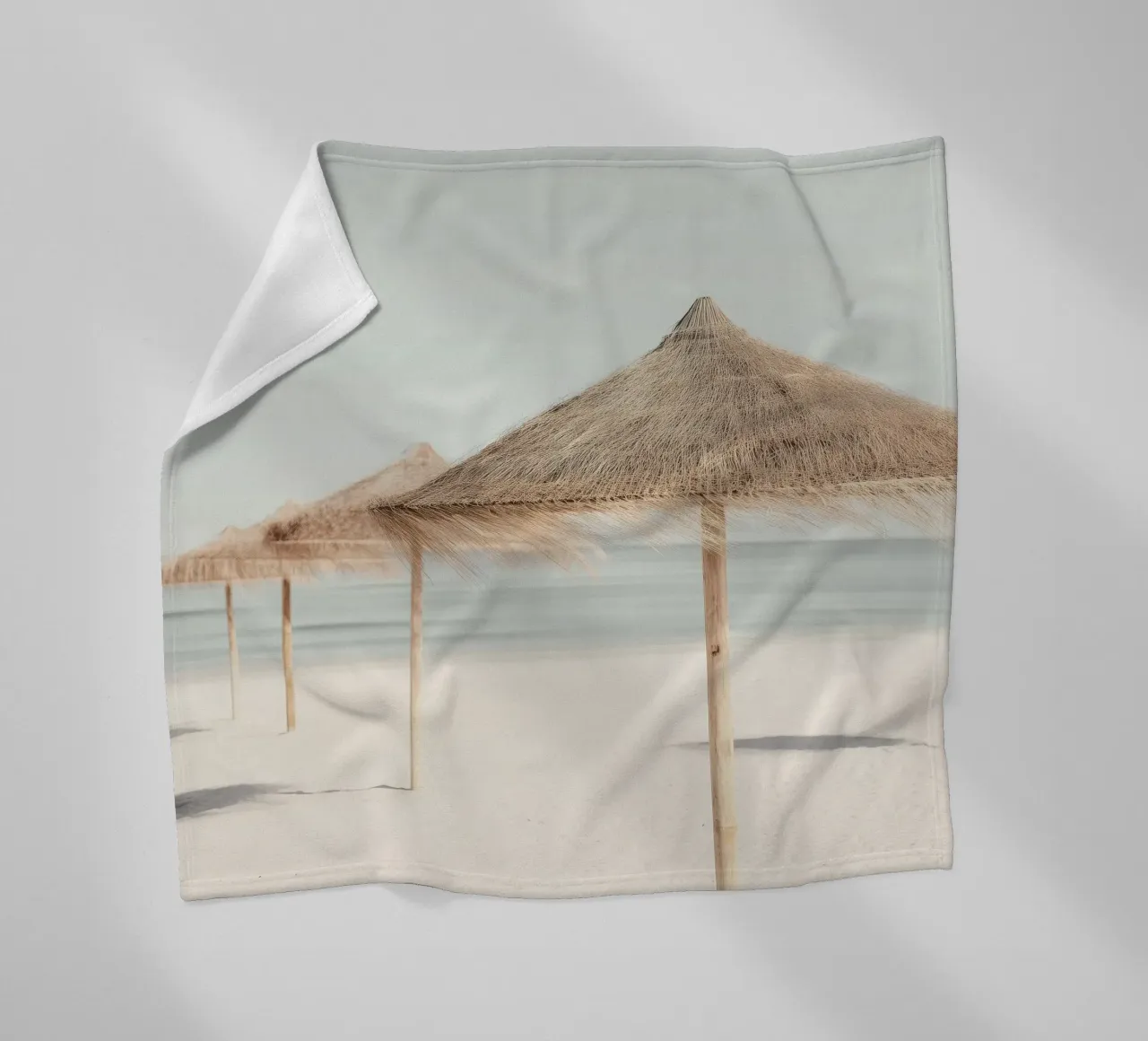 Coastal Calm – Minimalist Beach Photography coperta in pile da Vela Luna