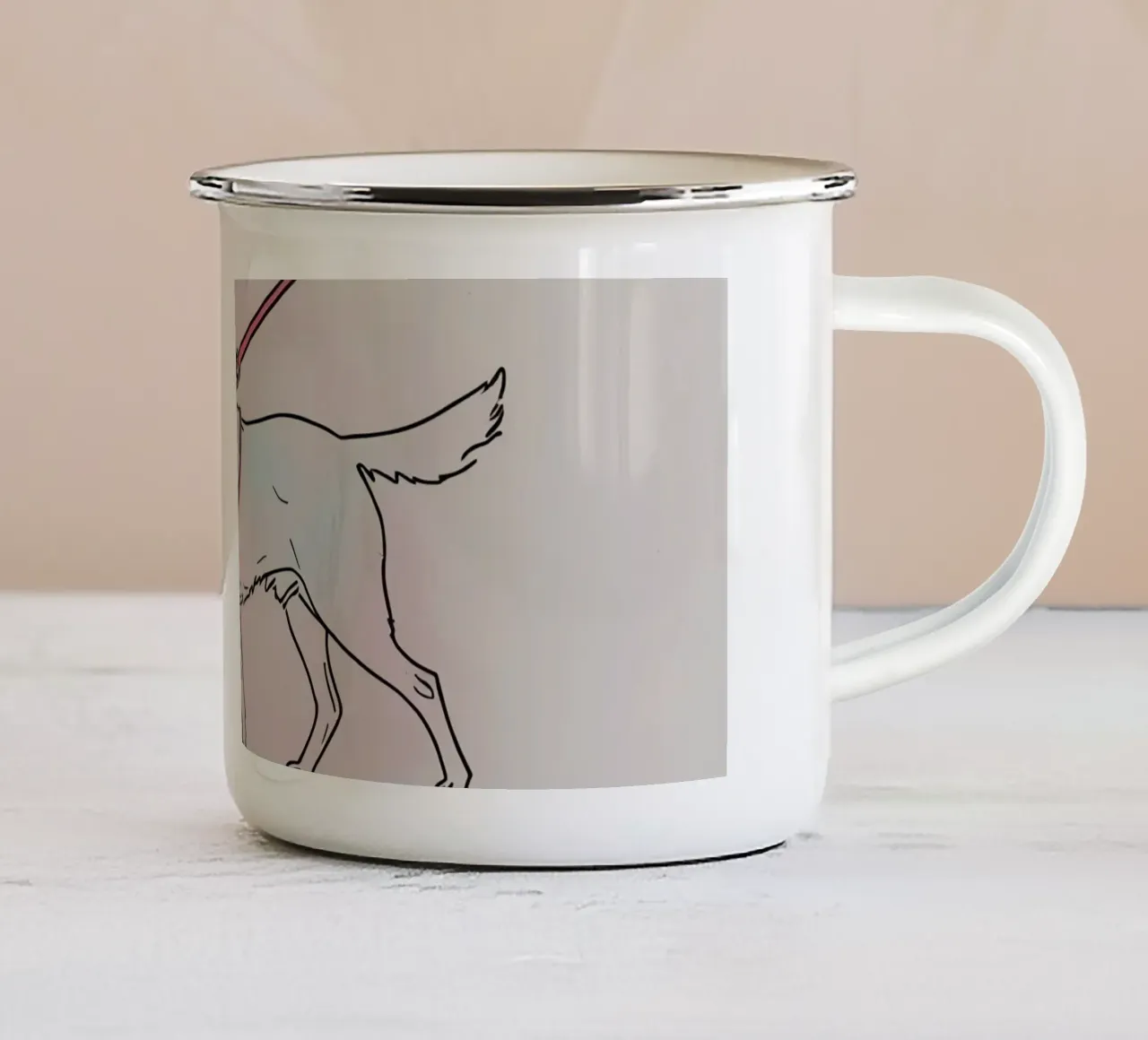 Il Golden Retriever cammina al guinzaglio con il collare tazza in smalto da DesignDoodle