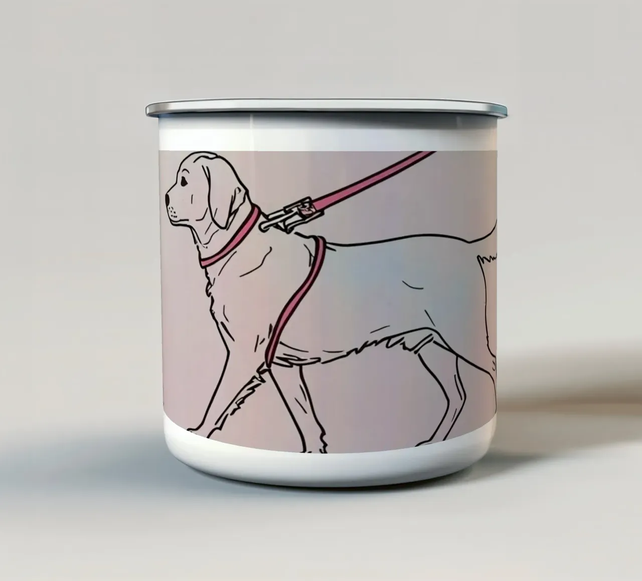 Il Golden Retriever cammina al guinzaglio con il collare tazza in smalto da DesignDoodle