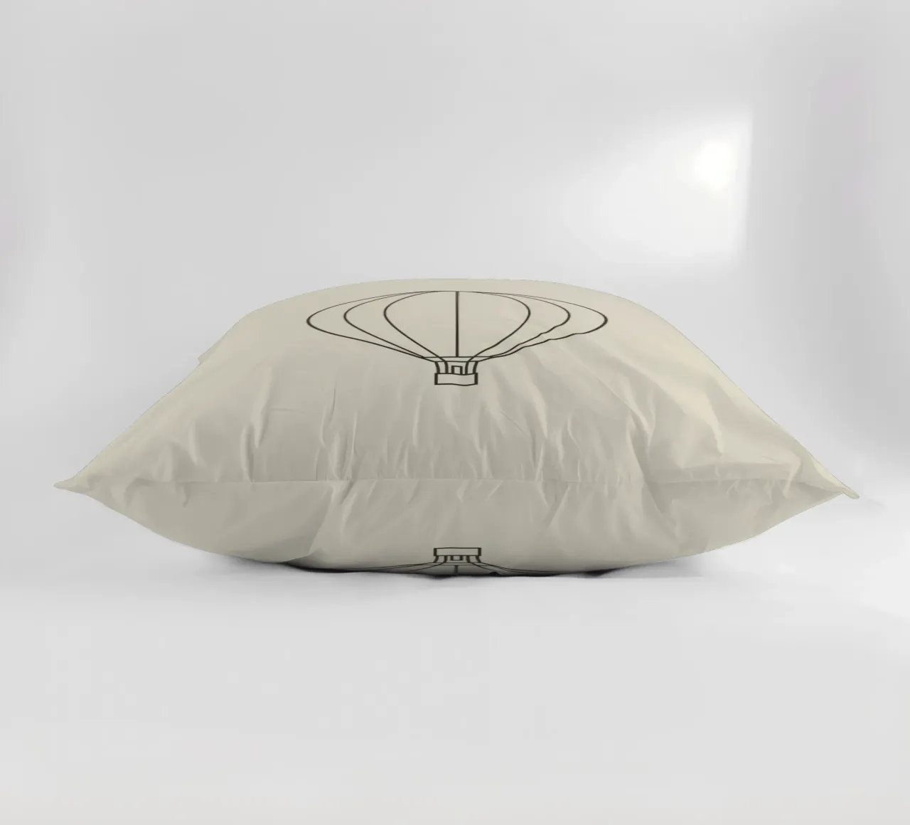Sagoma nera di una mongolfiera con cesto per i passeggeri cuscino da DesignDoodle