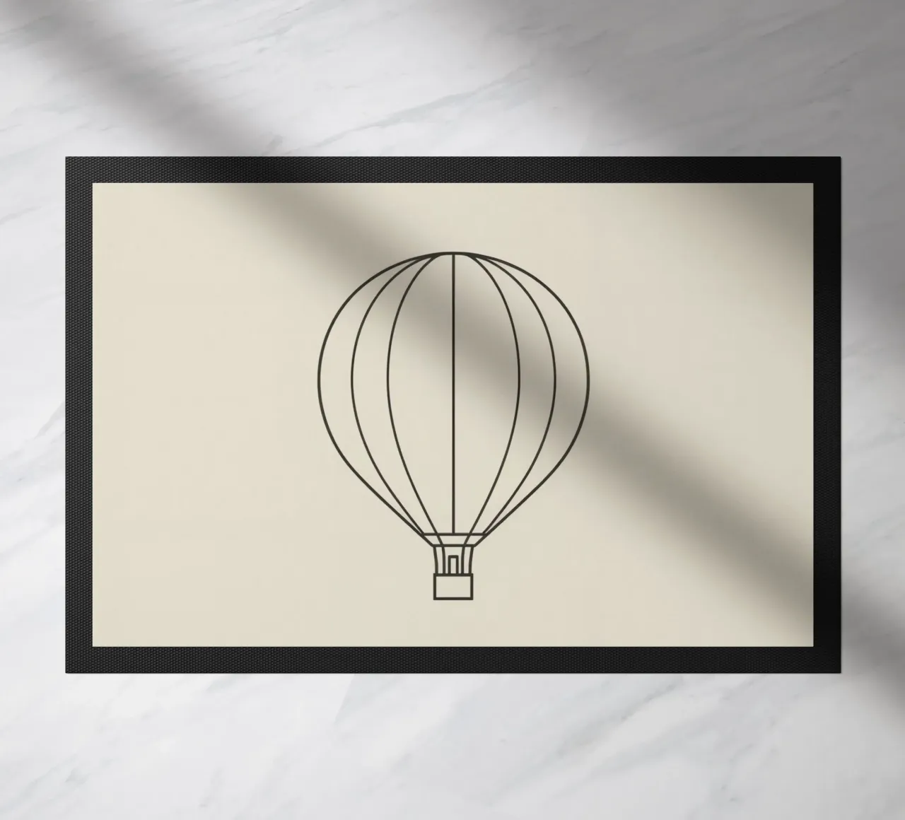 Sagoma nera di una mongolfiera con cesto per i passeggeri zerbino da DesignDoodle