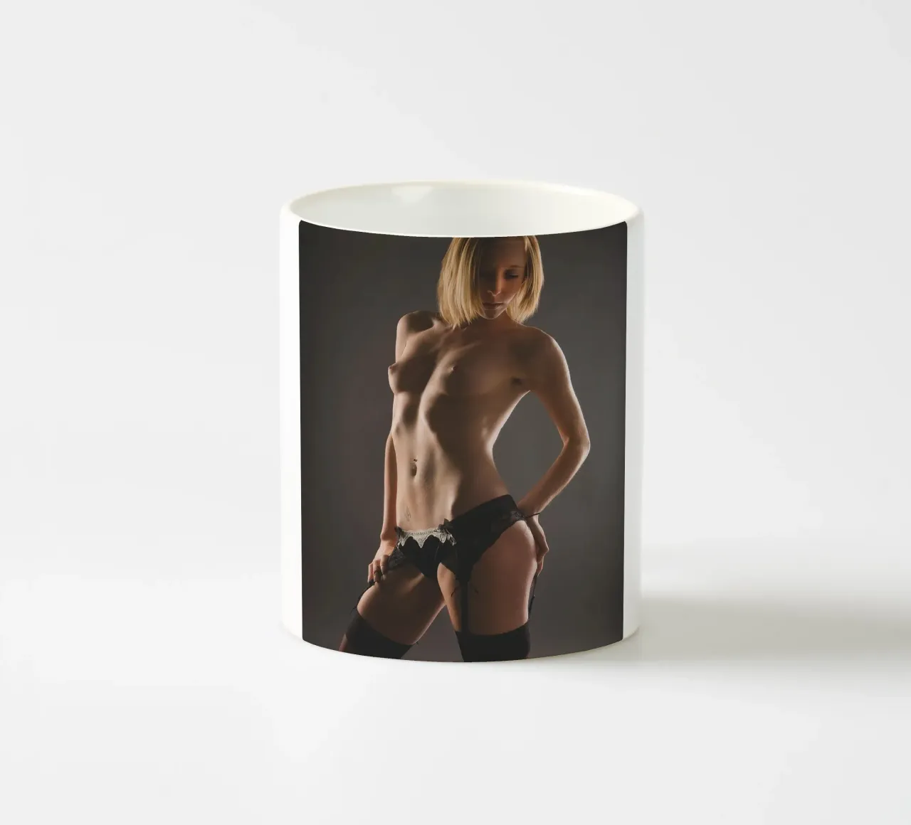 Lottie Topless tazza in ceramica da Dave Hare Photography