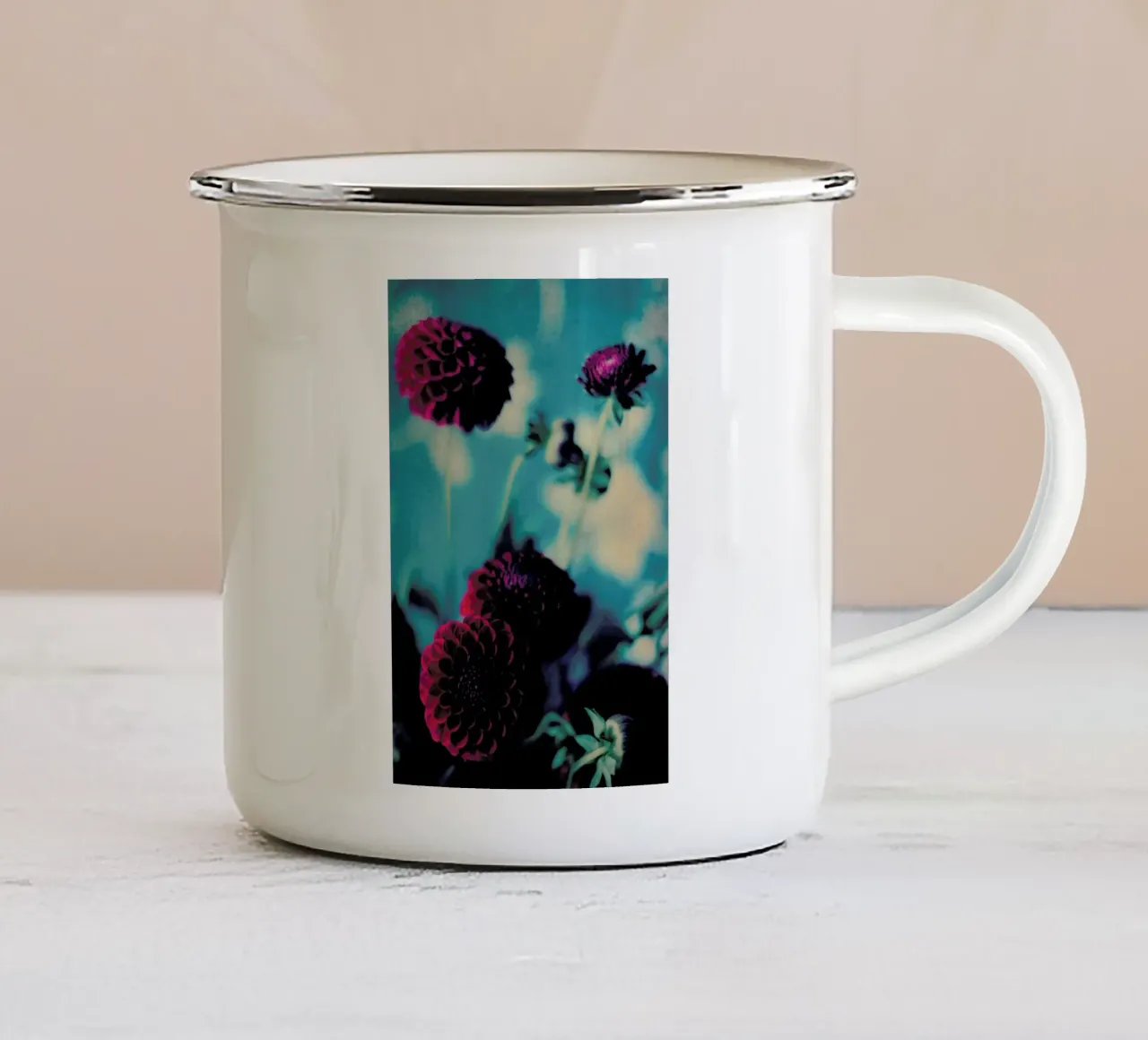 Bordeaux tazza in smalto da Ingrid Beddoes