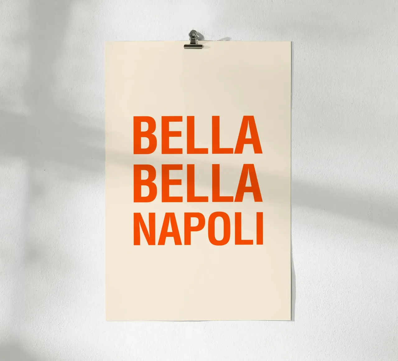 Bella Bella Napoli – Typo Poster mit mediterranem Flair poster con telaio in alluminio da The Typo Dept.