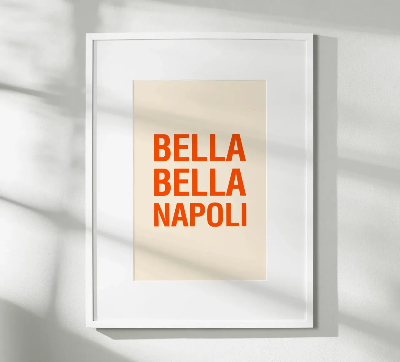 Bella Bella Napoli – Typo Poster mit mediterranem Flair poster con telaio in alluminio da The Typo Dept.