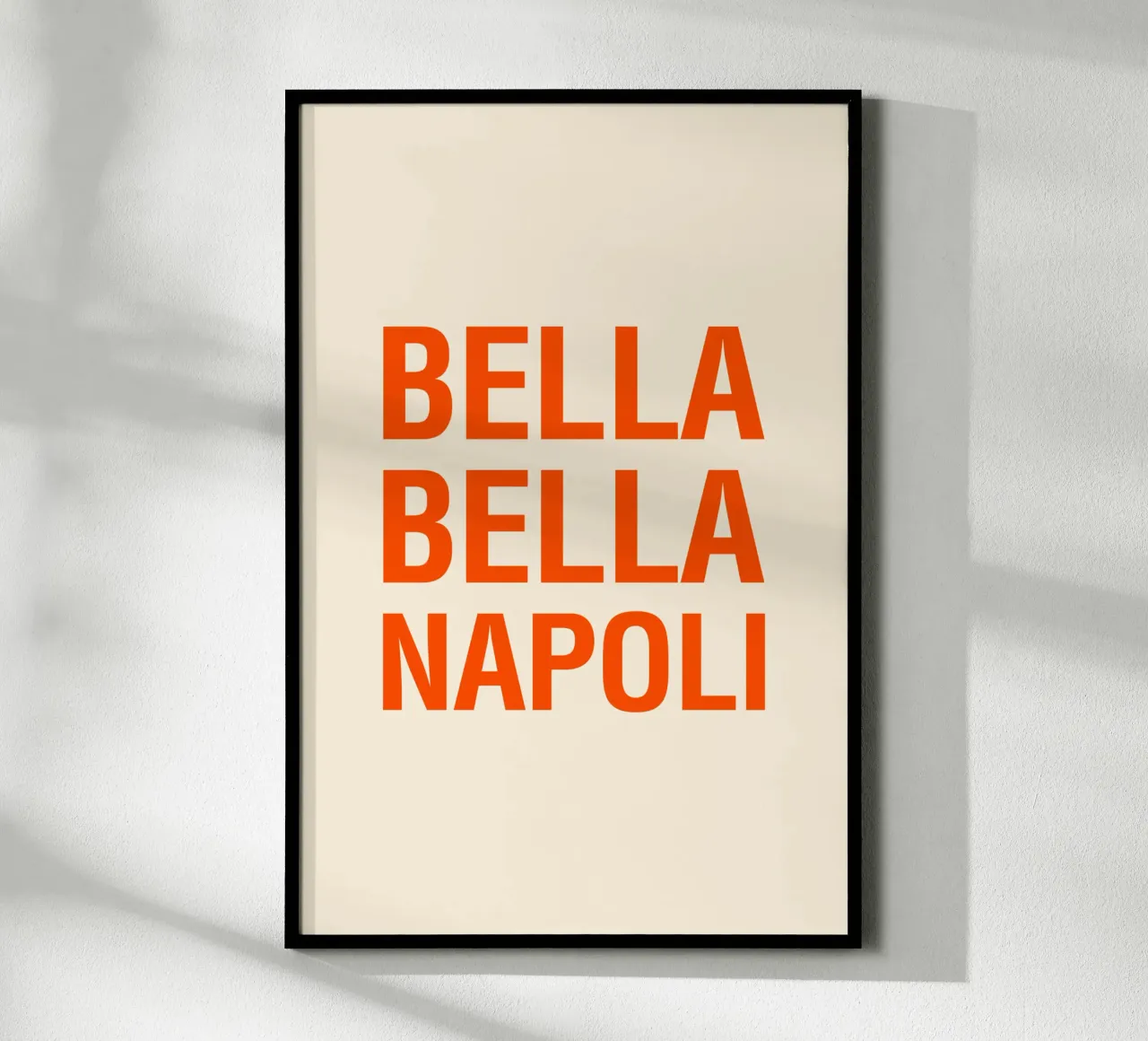 Bella Bella Napoli – Typo Poster mit mediterranem Flair poster con telaio in alluminio da The Typo Dept.