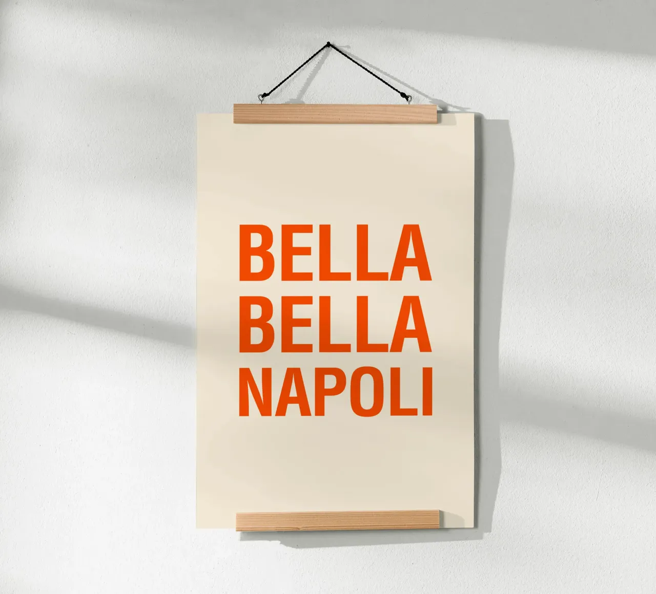 Bella Bella Napoli – Typo Poster mit mediterranem Flair poster con telaio in alluminio da The Typo Dept.
