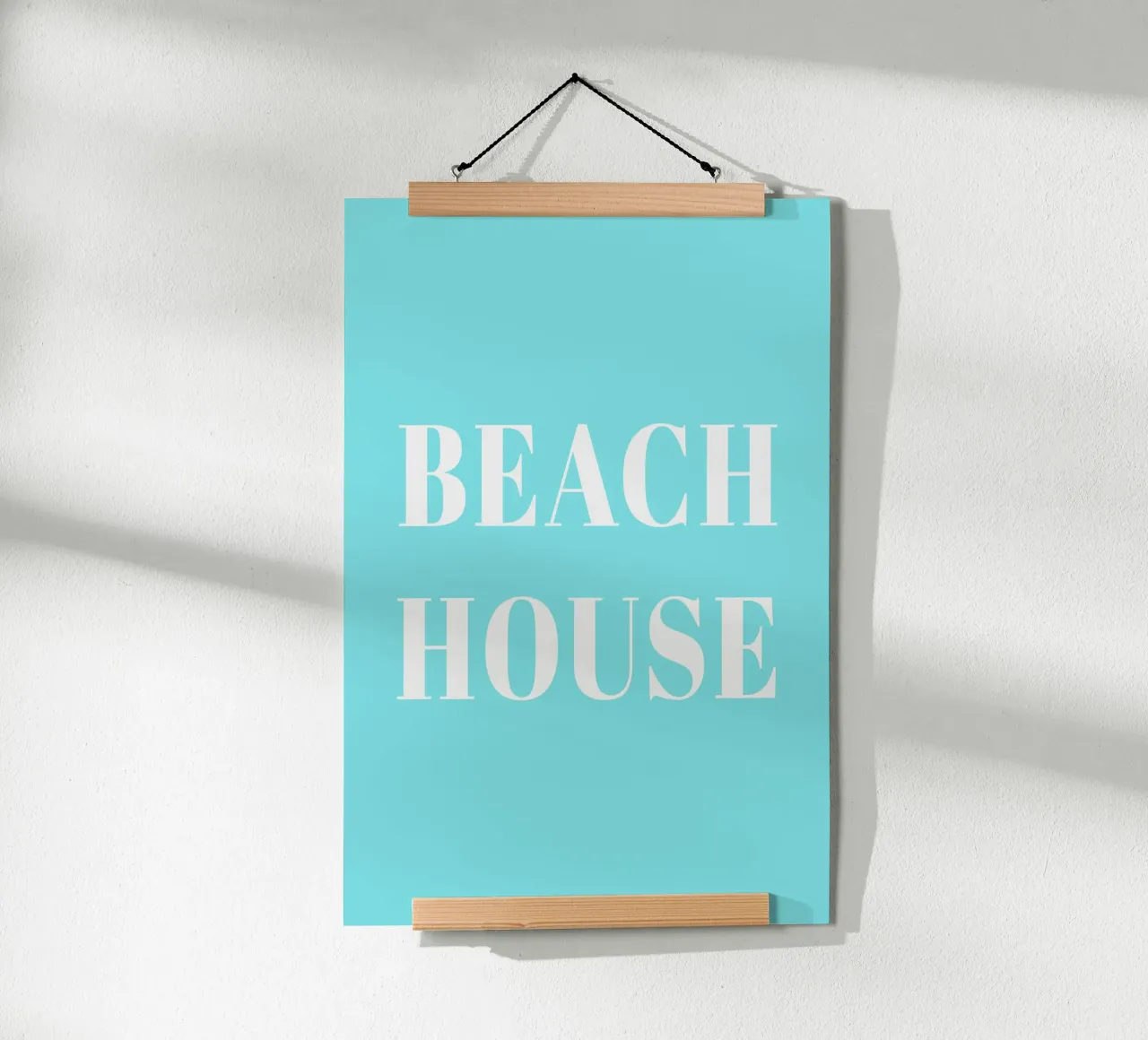 Beach House turqoise poster con telaio in legno da karenmenzenbach