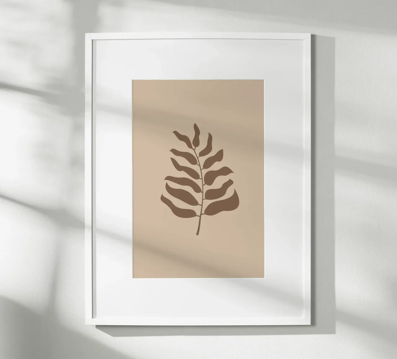 Bold Palm Leaf brown poster con telaio in plastica da karenmenzenbach