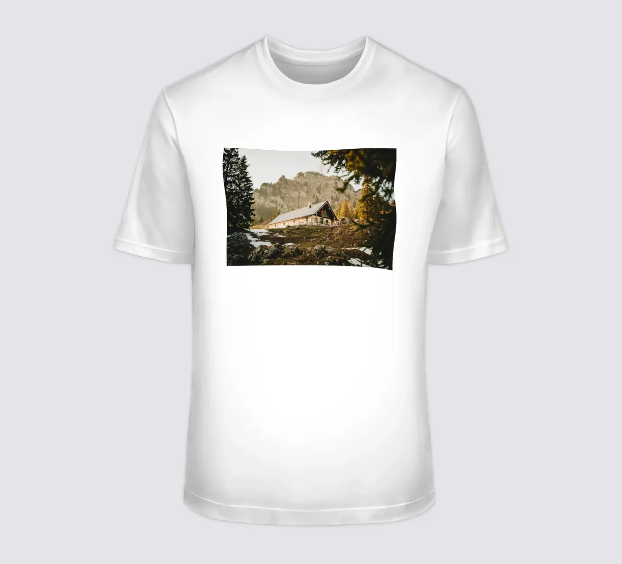Rifugio in un pittoresco paesaggio montano nelle Alpi bavaresi t-shirt da Bold and Retro