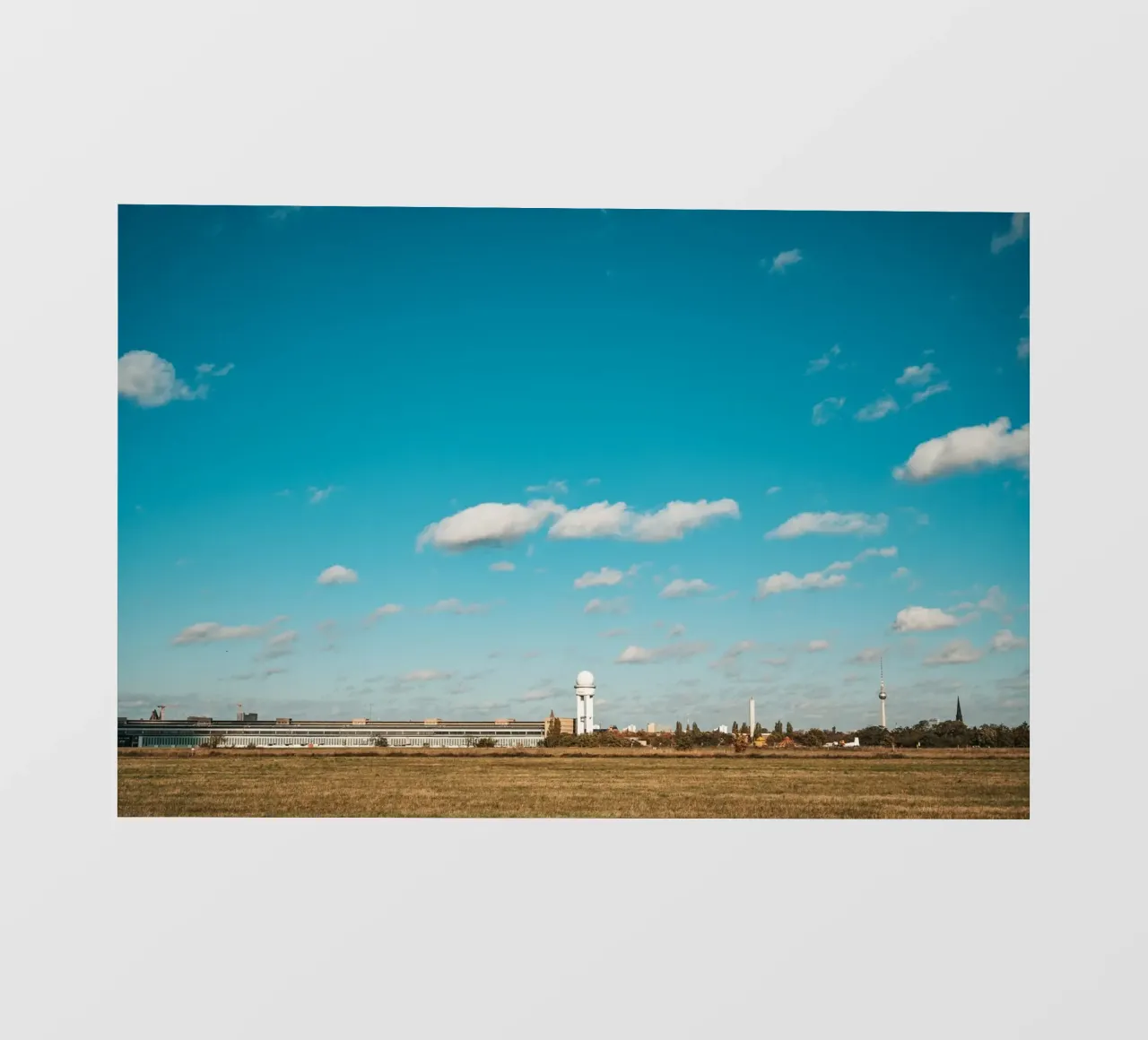 Tempelhofer Feld a Berlino con la torre della televisione sullo sfondo telo in pvc da Bold and Retro