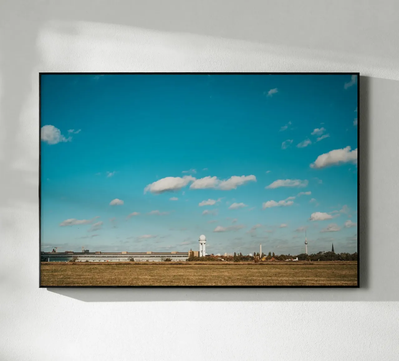 Tempelhofer Feld in Berlijn met televisietoren op de achtergrond acryl van Bold and Retro