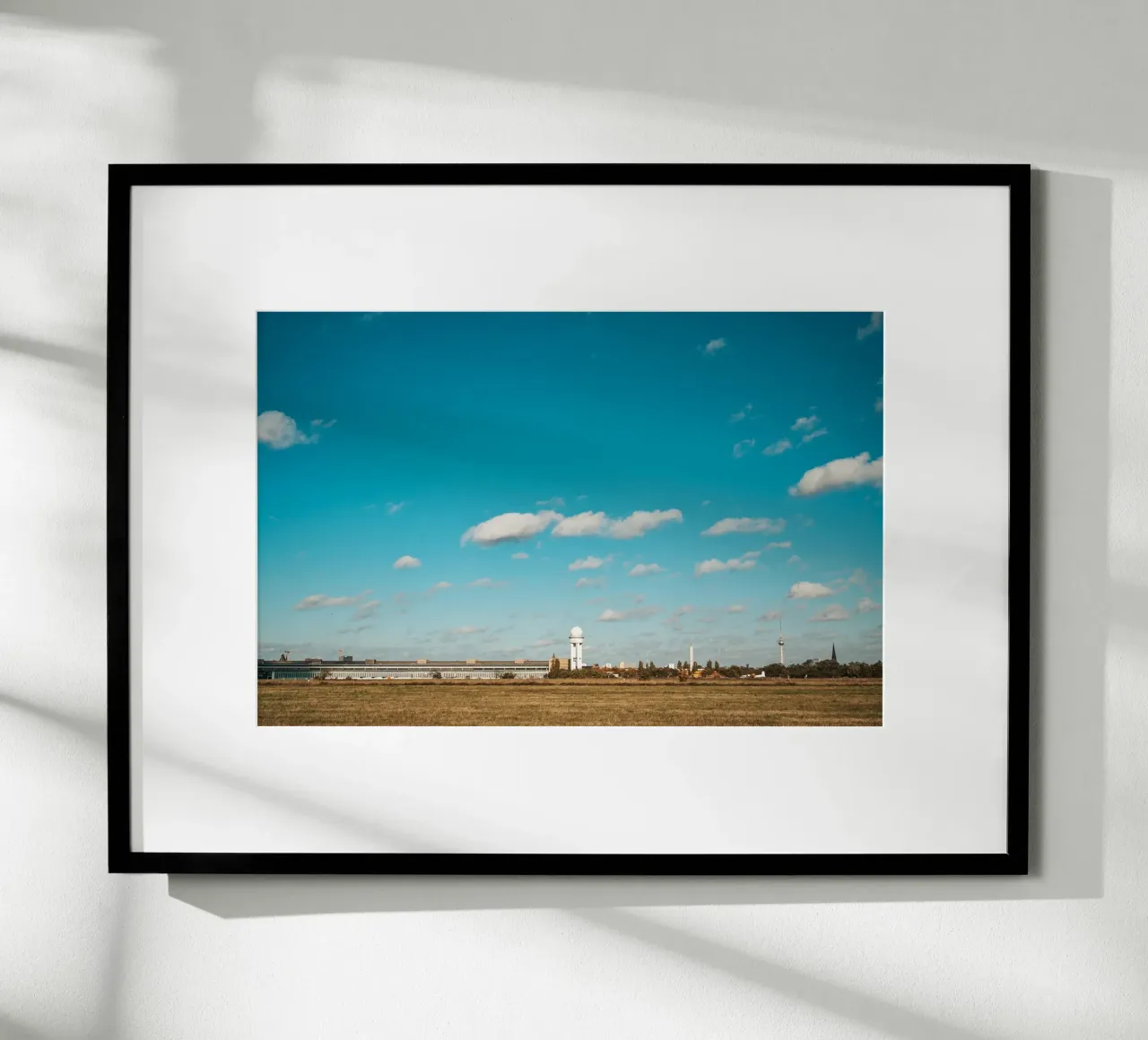 Tempelhofer Feld in Berlin mit Fernsehturm im Hintergrund Hahnemühle von Bold and Retro