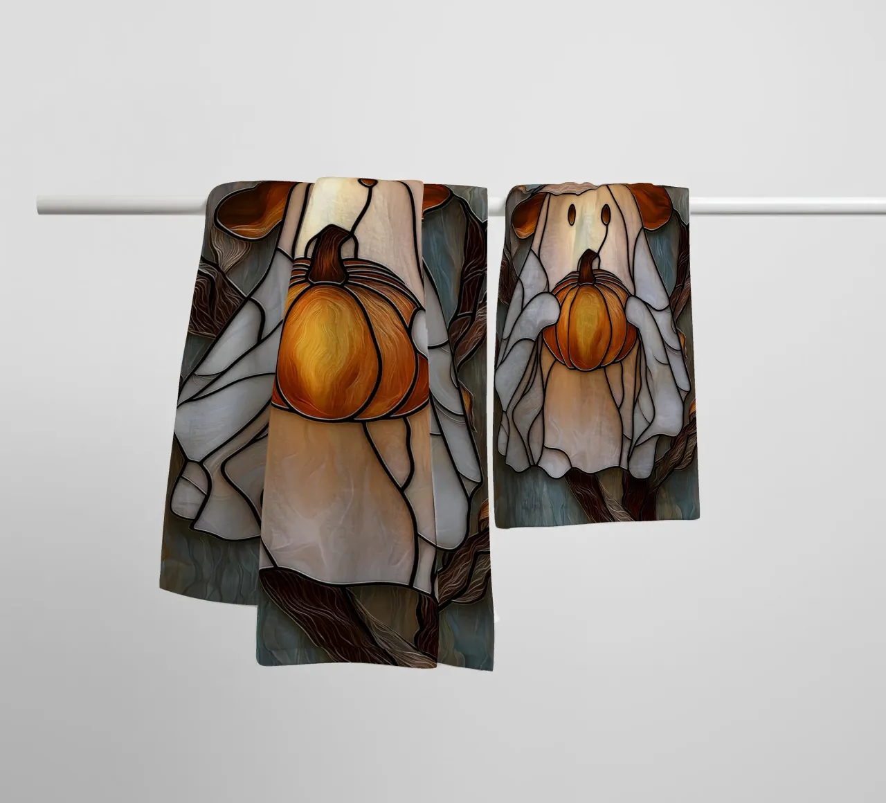Fantasma di Halloween con lanterna di zucca asciugamano da bagno da Fleur de Lys