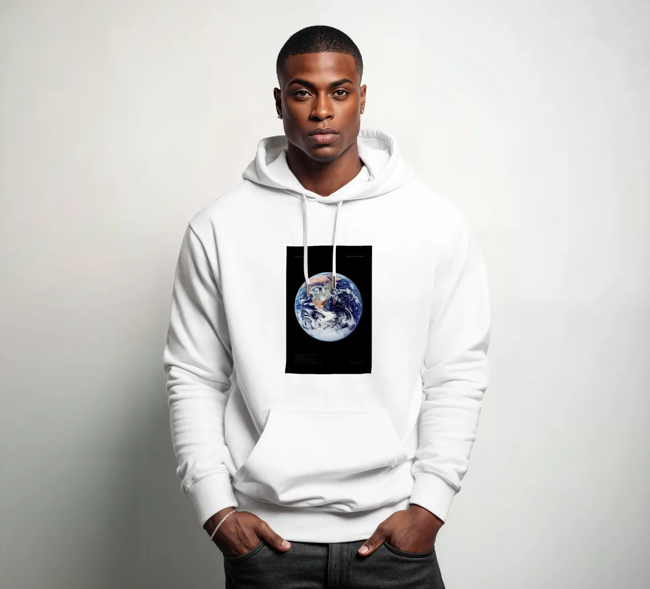 View of Earth from Apollo 17 felpa con cappuccio da Vintage by JUNIQE