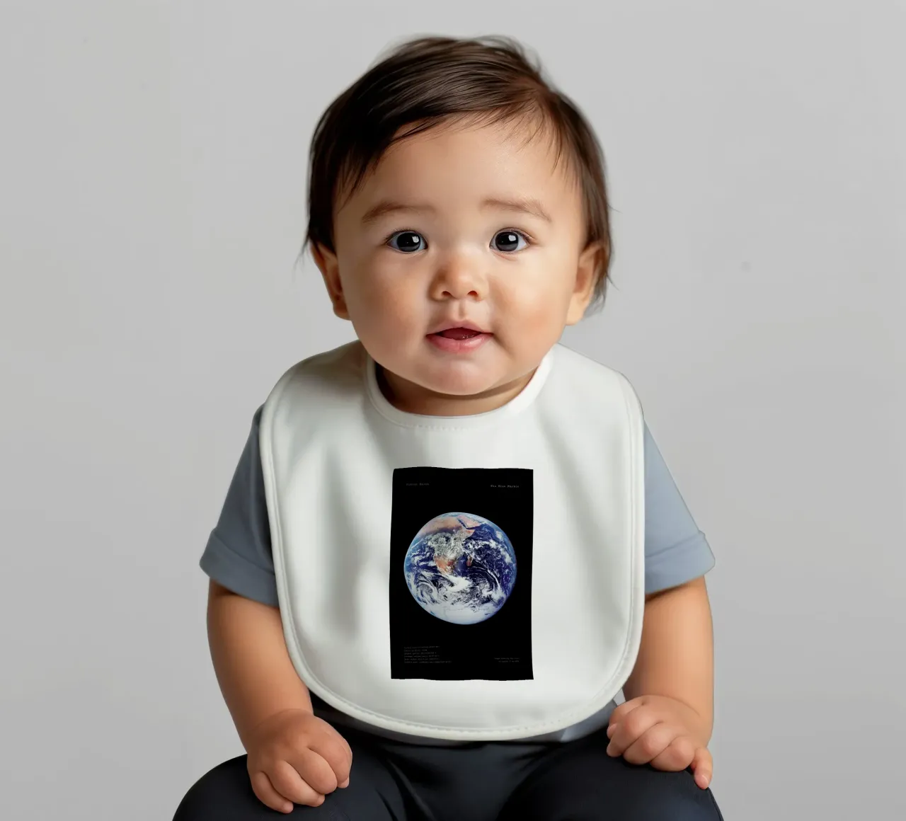 View of Earth from Apollo 17 bavaglino da Vintage by JUNIQE