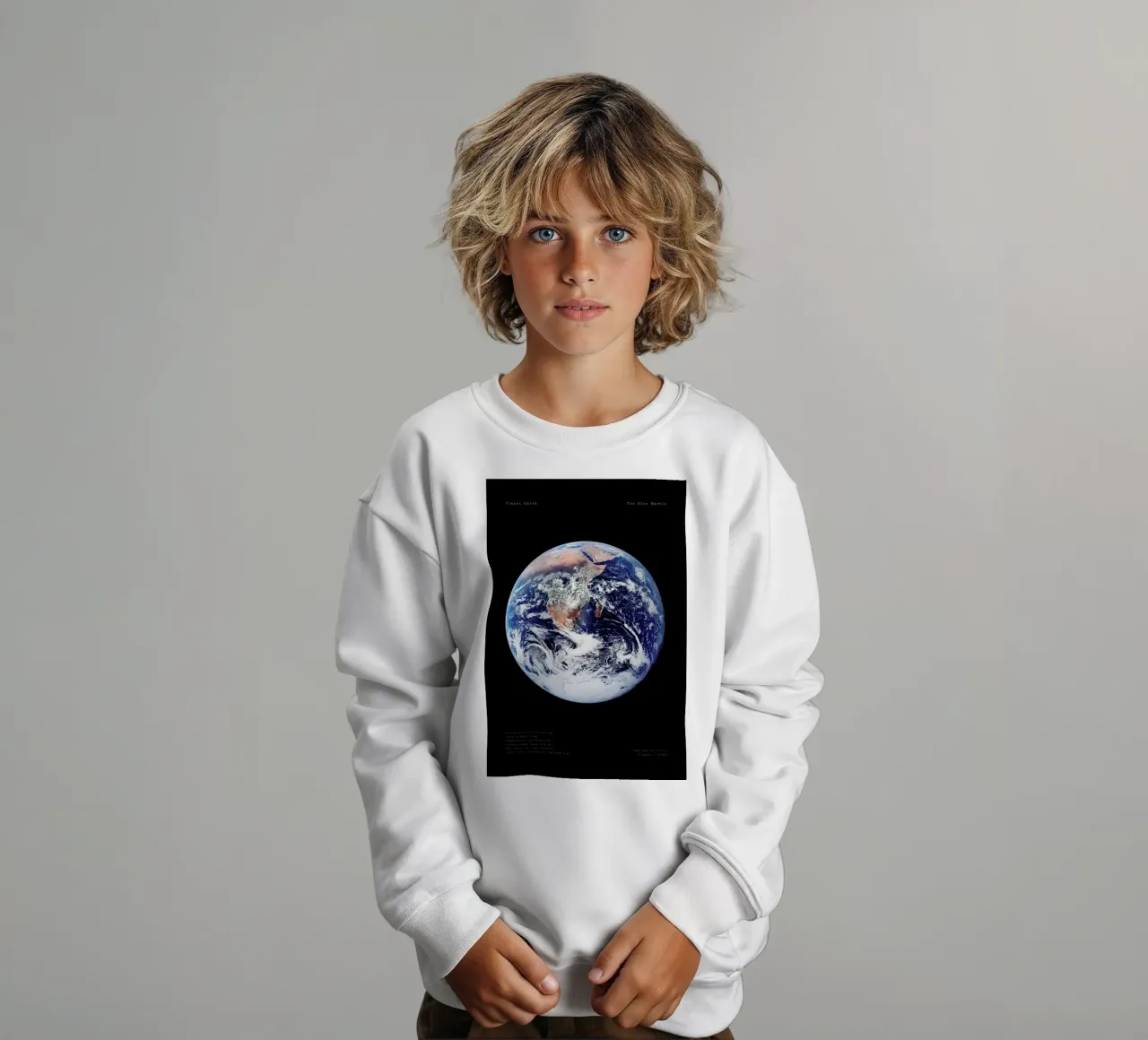 View of Earth from Apollo 17 sudadera para niño de Vintage by JUNIQE