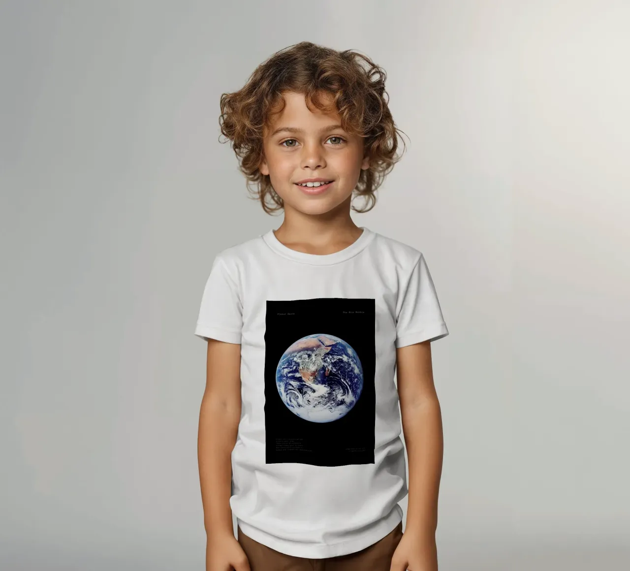 View of Earth from Apollo 17 t-shirt bambini da Vintage by JUNIQE