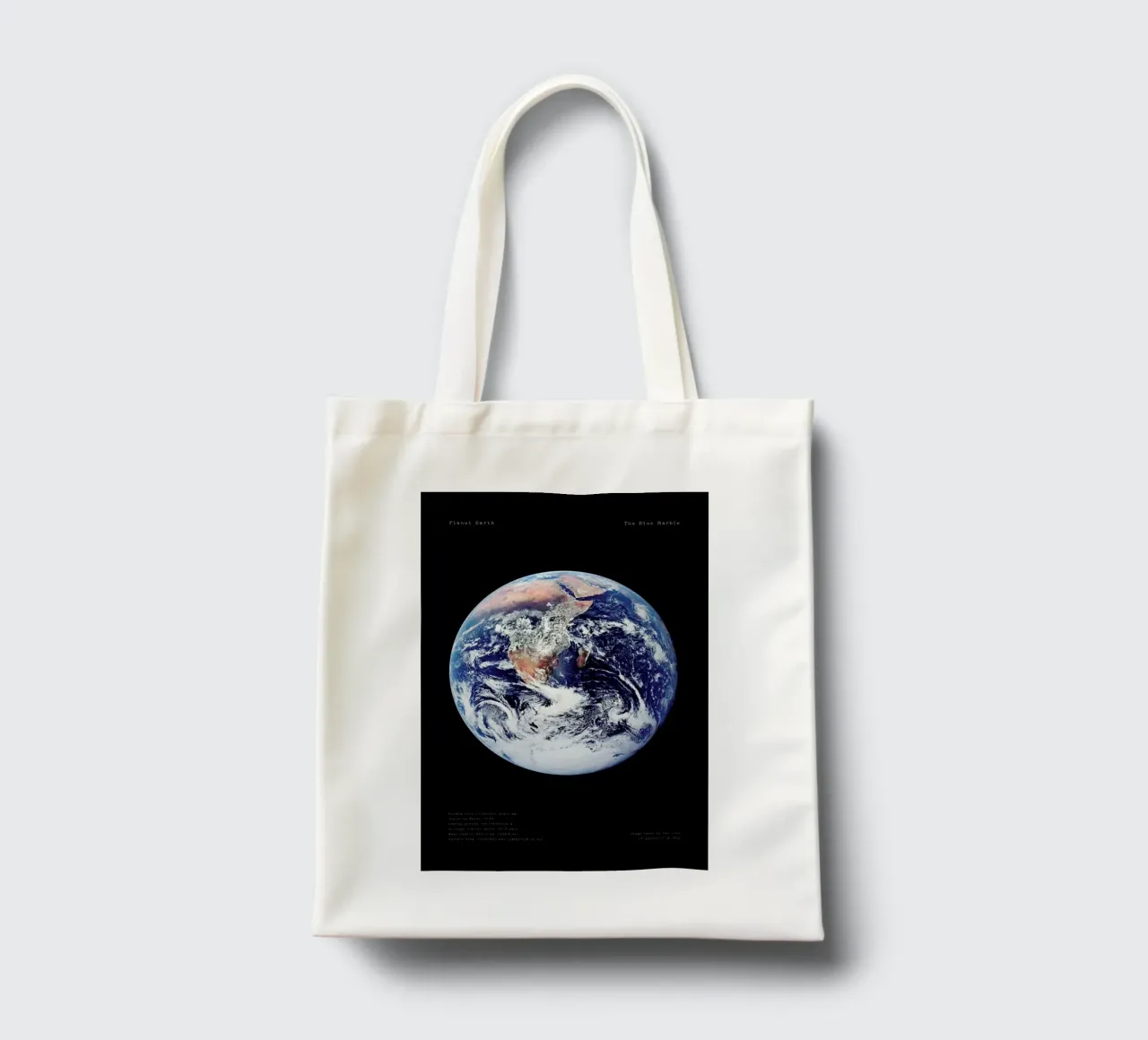 View of Earth from Apollo 17 borsa in juta da Vintage by JUNIQE