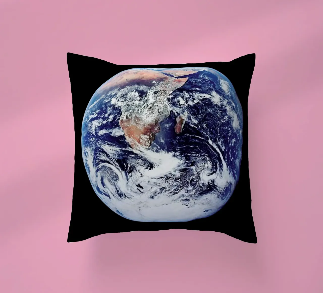 View of Earth from Apollo 17 cuscino da Vintage by JUNIQE