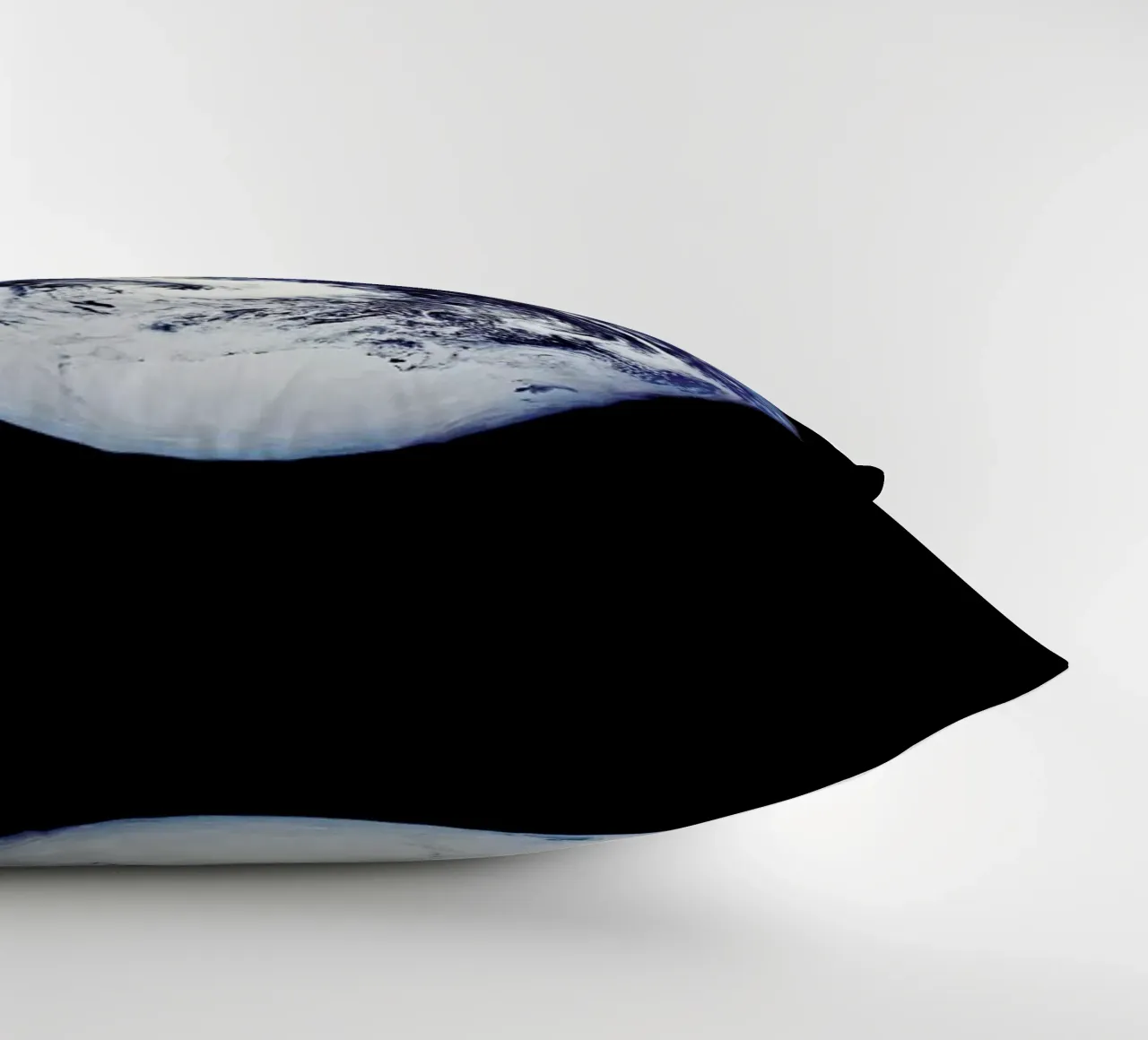 View of Earth from Apollo 17 cuscino da Vintage by JUNIQE