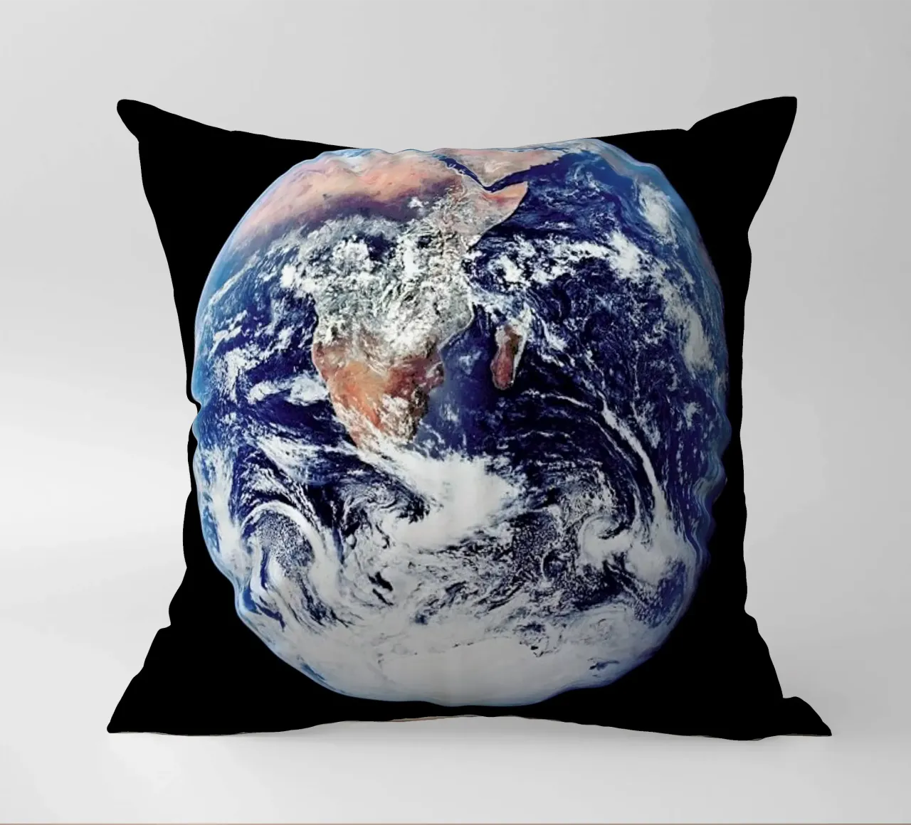 View of Earth from Apollo 17 cuscino da Vintage by JUNIQE