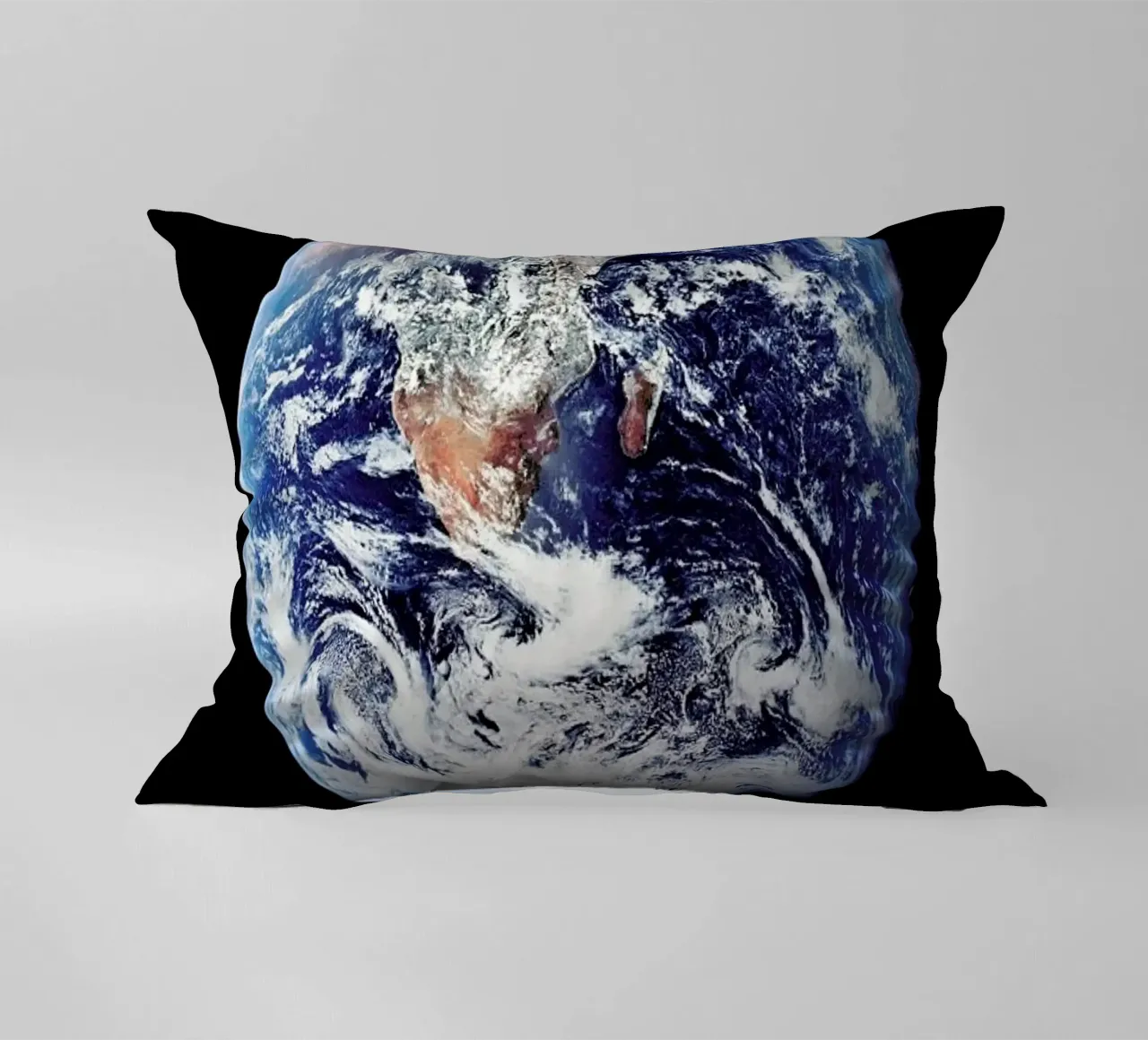 View of Earth from Apollo 17 cuscino da Vintage by JUNIQE