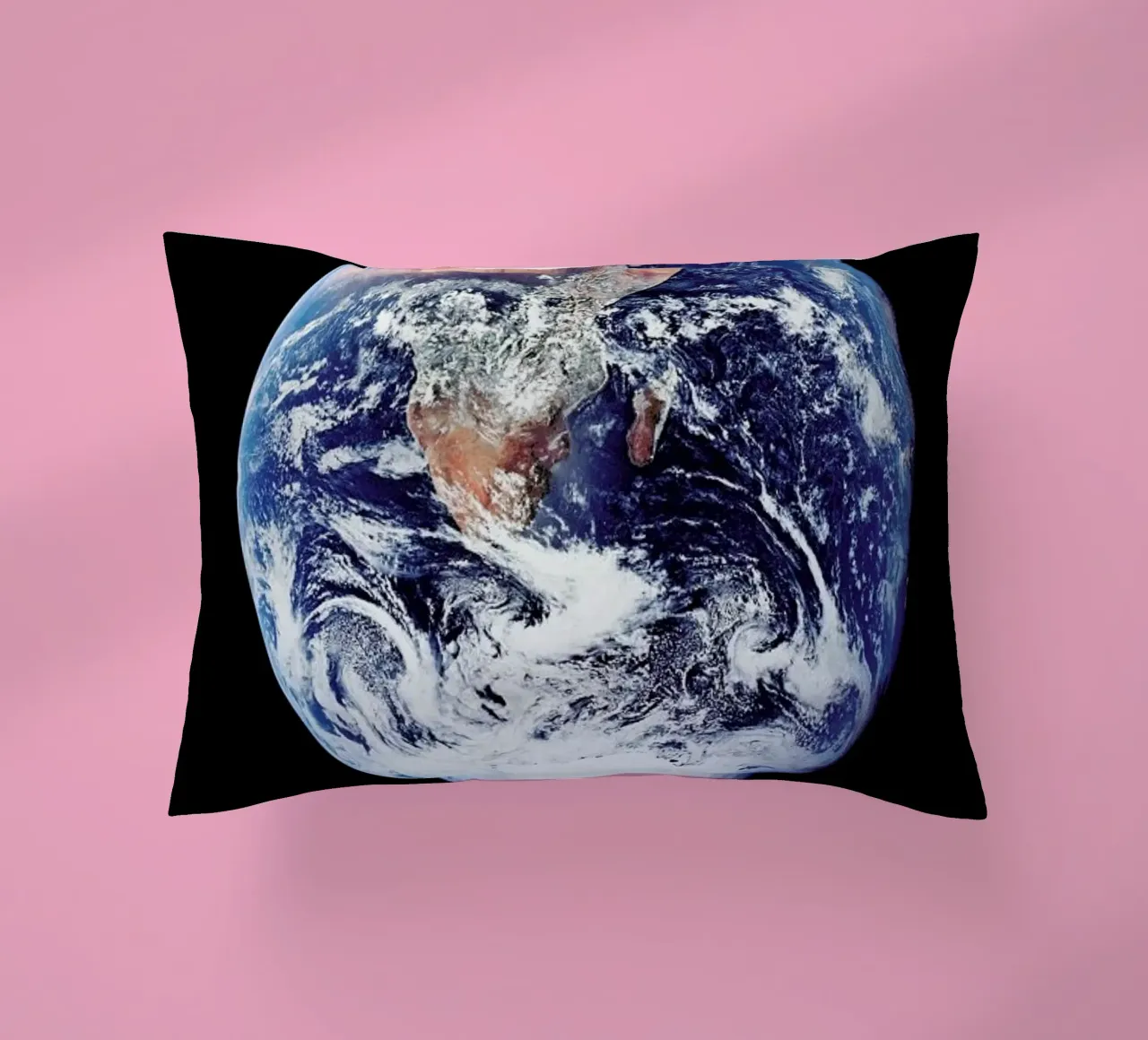 View of Earth from Apollo 17 cuscino da Vintage by JUNIQE