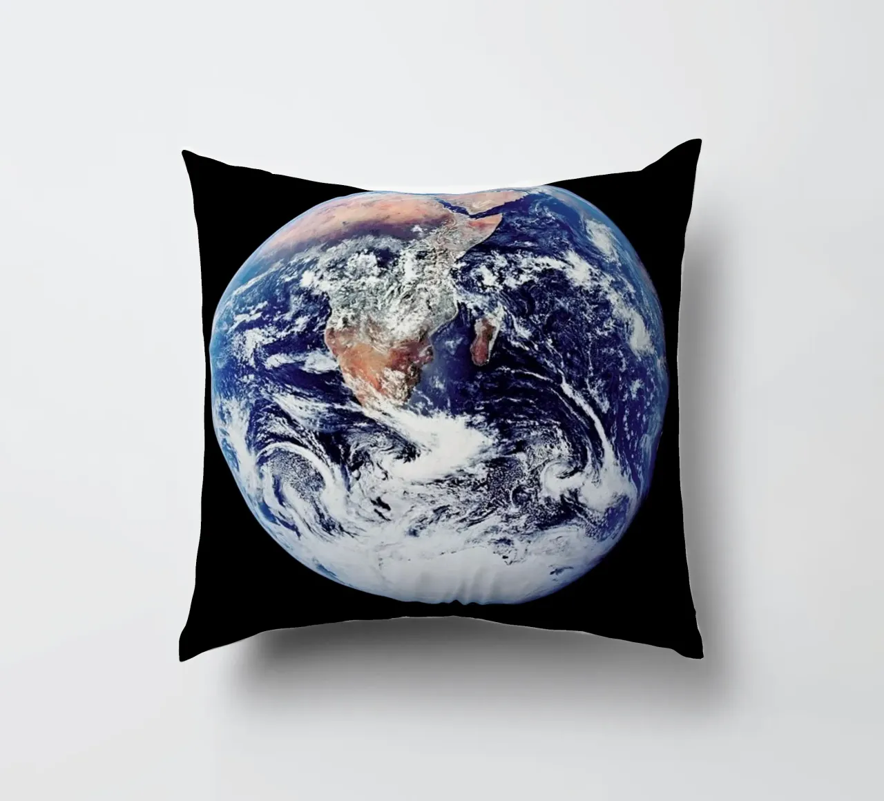 View of Earth from Apollo 17 cuscino da Vintage by JUNIQE