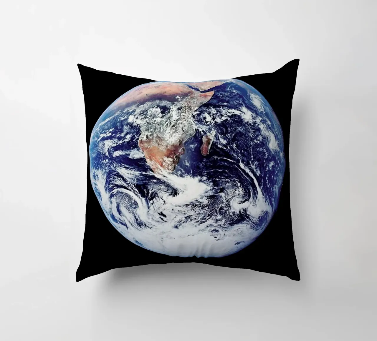 View of Earth from Apollo 17 cuscino da Vintage by JUNIQE