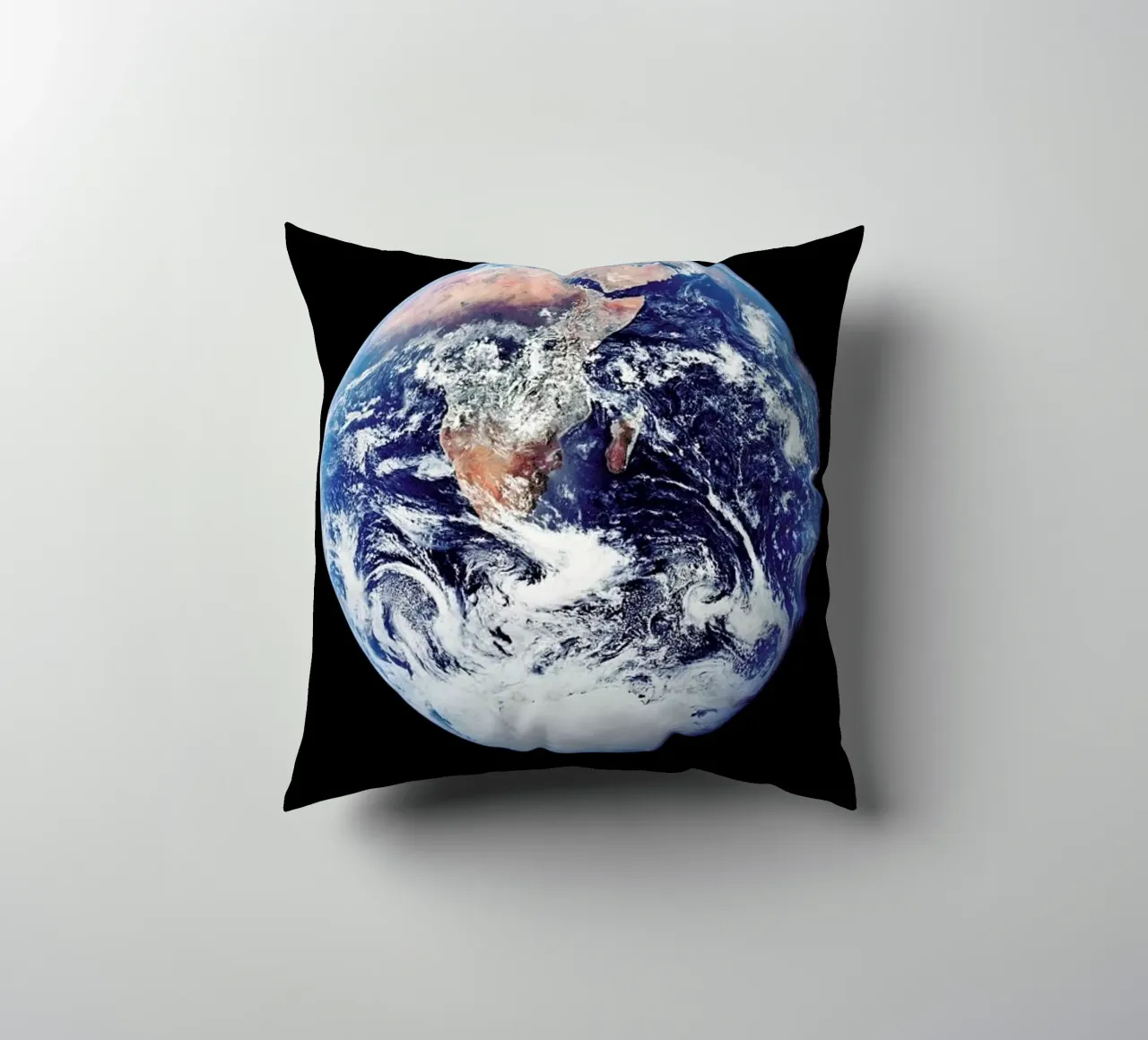 View of Earth from Apollo 17 cuscino da Vintage by JUNIQE