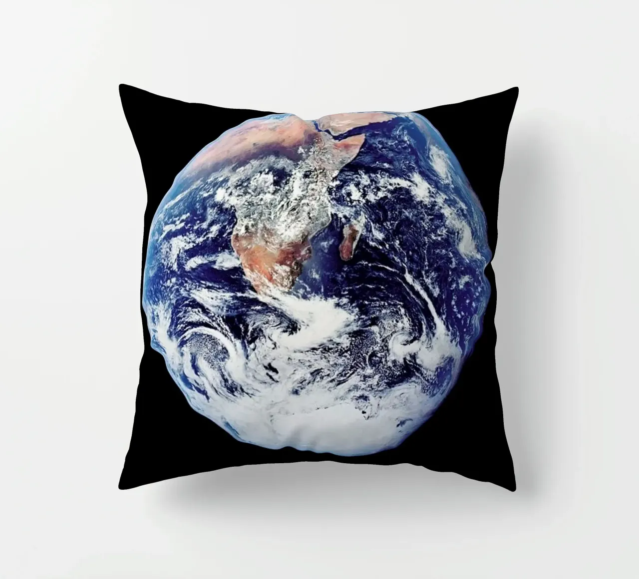 View of Earth from Apollo 17 cuscino da Vintage by JUNIQE